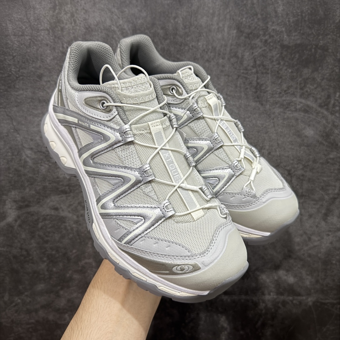 【A1外贸版】Salomon XT-QUEST ADV 萨洛蒙情侣款户外机能鞋 银色477757 全新外贸大厂出品 细节品质大改进 独立私模 最大做到47.5码 全鞋采用为原厂一致材料打造 全新鞋型 相对市场版本 版型更正 全新玻璃冲刀 清洁度提升 同步原版左右鞋带孔的间距加大(市场版间距太小) 网面与鞋头材料校对一致无色差(市面版本有色差) 大底contagrip凹陷程度同步原版(市面版都有差别) 鞋舌两侧鞋帮脚踝处更加直挺(之前老版往中间踏) 鞋头处添加☯️太极标 所有细节多次修改校正 坚持同步原版无差别 毋庸置疑全市场最好的版本💪🏻终端优势供应 尺码:36 36.5 37.5 38 38.5 39 40 40.5 41 42 42.5 43-选品中心