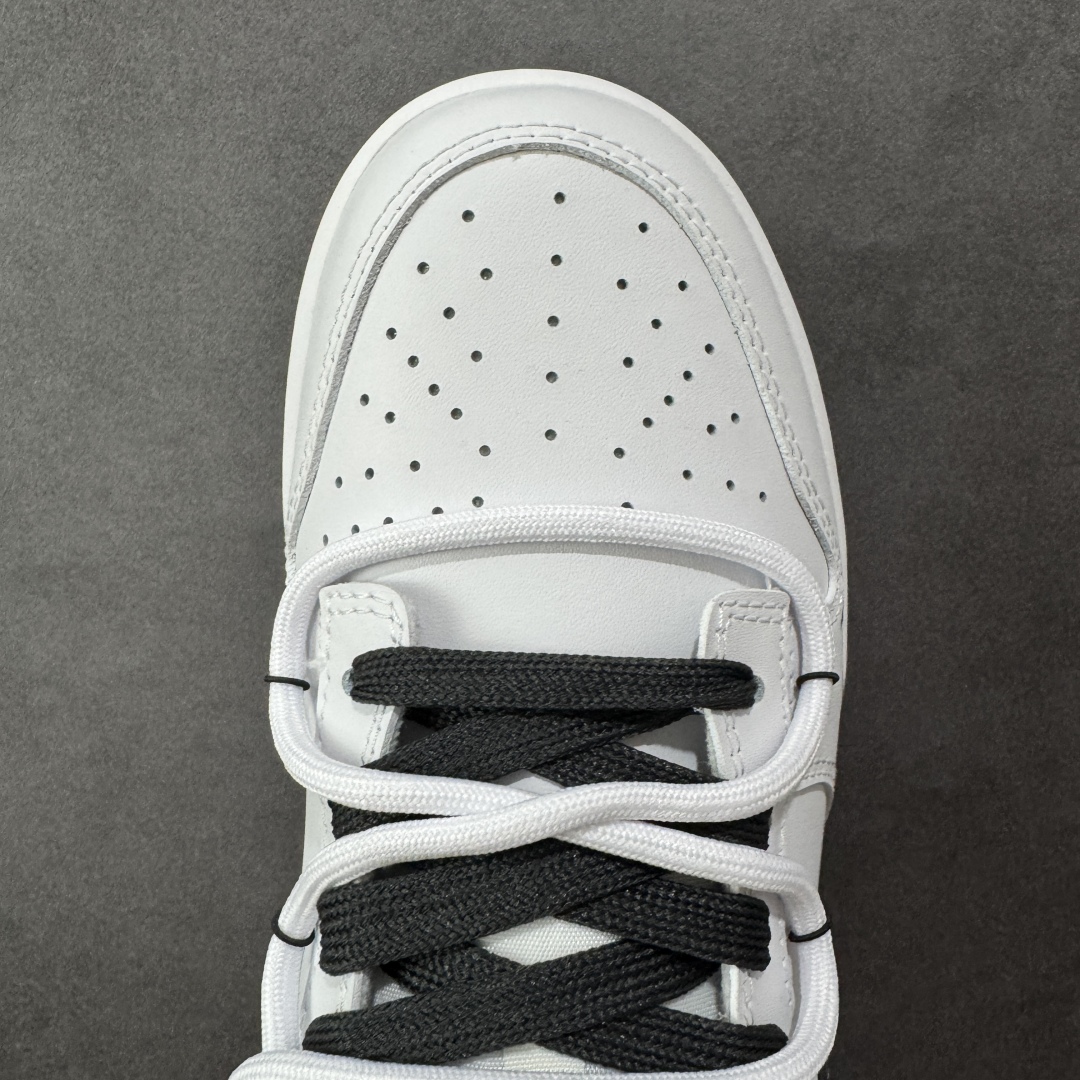  
【纯原】Nike Dunk Low 夜阑 白黑
当城市沉入夜色，月光在鞋面悄然停驻，亮光白皮革诠释质