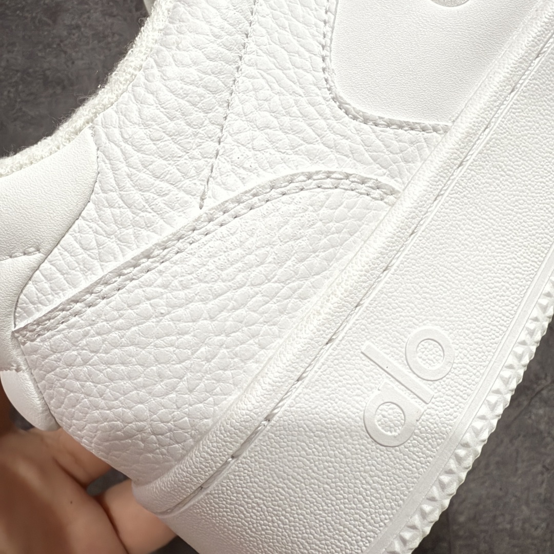 图片[2]-【Top纯原】Alo Yoga Recovery Mode 舒适简约 防滑耐磨 低帮 板鞋 男女同款 白色 25s 春夏新款 小白鞋厚底舒适休闲款 alo比耐克更懂女生！上脚超级百搭！而且超级舒适！是厚底款但是上脚一点都不沉重！ 非常轻便！套上袜套搭配更好看！而且还是明星同款推荐～上脚增高显腿细！ 超级适合我们小个子女生～鞋子整体也是经典的拼色撞色设计搭配鞋面细腻的真皮纹路肌理感！！ 材质：牛皮内里羊里 大底：纯天然橡胶大底 尺码：35-45-选品中心