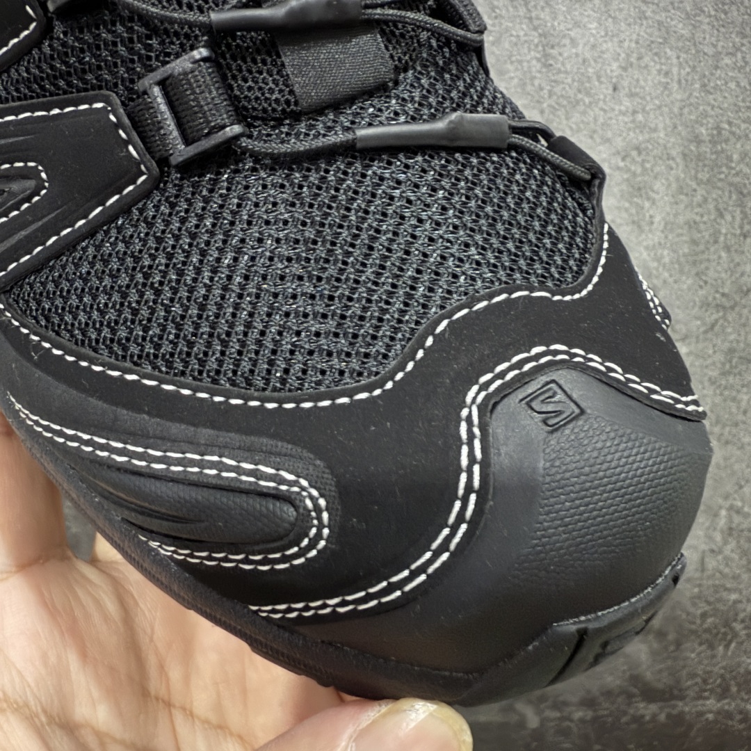 图片[5]-【w1版本】全新版本出货 纯原大厂出品 萨洛蒙 Salomon XA PRO 3D 户外轻便机能鞋 491274 纯原外贸平台特供订单 耗时半年巨作 全套原纸板楦头开发 原厂特供网布配套加持 确保原汁原味 完美呈现版型 原档数据独家私模五层组合大底 男女鞋同步官方开发至46.5 原装Ortholite轻量化鞋垫 中底布带钢印编号 原厂TPU锁扣 进口港宝加持 后跟自然饱满 还原公司包裹性 鞋面以“锯齿”状的包裹系统呈现 在基色底之下加入了各种色点缀 将公司的最新技术和时尚前卫的造型融入耐用的长跑款式中 鞋面由 TPU 薄膜制成 并焊接在高耐磨网眼上 使其既时尚又坚固 由 ACS底盘支撑 可增强稳定性和支撑力 以及由橡胶凸耳 Contragrip外底覆盖的 EVA 缓冲中底 旨在应对崎岖的地形 鞋舌上的彩色Salomon 标签、Quicklace 系统以及鞋头、鞋舌和鞋跟上的附加品牌使细节更加完美 让穿着者可以轻松驾驭户外与通勤下的任何运动生活场景 无缝鞋身户外随意纵横 颜值与脚感兼备 出街通勤 绝对非常吸睛 你值得拥有 尺码：36 36.5 37 38 38.5 39 40 40.5 41 42 42.5 43 44 44.5 45 46-选品中心