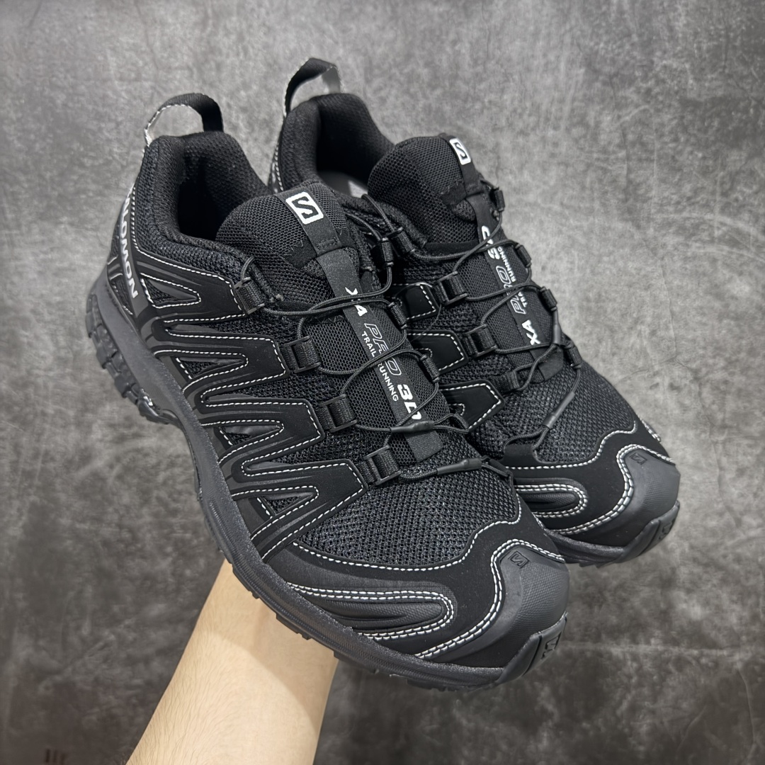 【w1版本】全新版本出货 纯原大厂出品 萨洛蒙 Salomon XA PRO 3D 户外轻便机能鞋 491274 纯原外贸平台特供订单 耗时半年巨作 全套原纸板楦头开发 原厂特供网布配套加持 确保原汁原味 完美呈现版型 原档数据独家私模五层组合大底 男女鞋同步官方开发至46.5 原装Ortholite轻量化鞋垫 中底布带钢印编号 原厂TPU锁扣 进口港宝加持 后跟自然饱满 还原公司包裹性 鞋面以“锯齿”状的包裹系统呈现 在基色底之下加入了各种色点缀 将公司的最新技术和时尚前卫的造型融入耐用的长跑款式中 鞋面由 TPU 薄膜制成 并焊接在高耐磨网眼上 使其既时尚又坚固 由 ACS底盘支撑 可增强稳定性和支撑力 以及由橡胶凸耳 Contragrip外底覆盖的 EVA 缓冲中底 旨在应对崎岖的地形 鞋舌上的彩色Salomon 标签、Quicklace 系统以及鞋头、鞋舌和鞋跟上的附加品牌使细节更加完美 让穿着者可以轻松驾驭户外与通勤下的任何运动生活场景 无缝鞋身户外随意纵横 颜值与脚感兼备 出街通勤 绝对非常吸睛 你值得拥有 尺码:36 36.5 37 38 38.5 39 40 40.5 41 42 42.5 43 44 44.5 45 46-选品中心