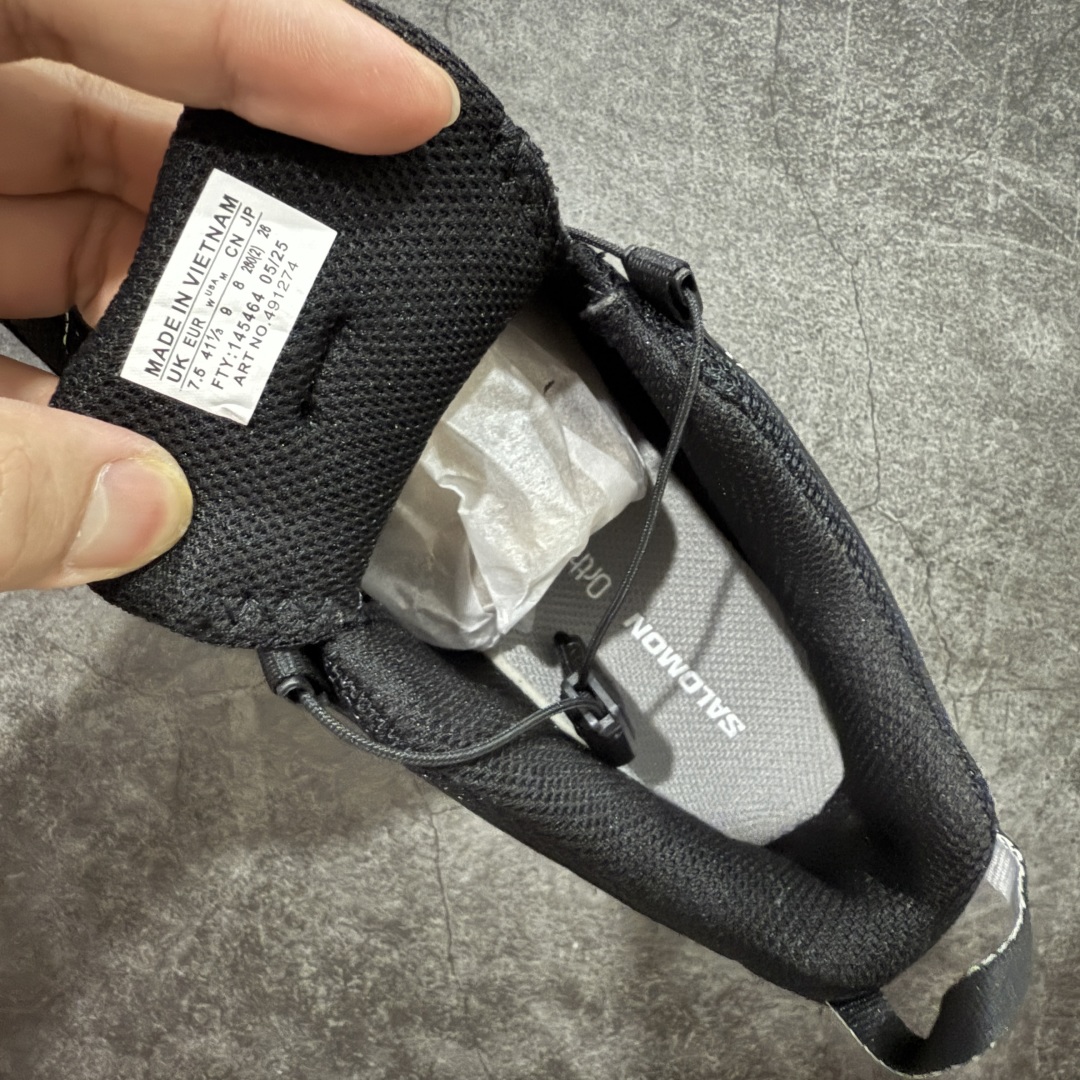 图片[7]-【w1版本】全新版本出货 纯原大厂出品 萨洛蒙 Salomon XA PRO 3D 户外轻便机能鞋 491274 纯原外贸平台特供订单 耗时半年巨作 全套原纸板楦头开发 原厂特供网布配套加持 确保原汁原味 完美呈现版型 原档数据独家私模五层组合大底 男女鞋同步官方开发至46.5 原装Ortholite轻量化鞋垫 中底布带钢印编号 原厂TPU锁扣 进口港宝加持 后跟自然饱满 还原公司包裹性 鞋面以“锯齿”状的包裹系统呈现 在基色底之下加入了各种色点缀 将公司的最新技术和时尚前卫的造型融入耐用的长跑款式中 鞋面由 TPU 薄膜制成 并焊接在高耐磨网眼上 使其既时尚又坚固 由 ACS底盘支撑 可增强稳定性和支撑力 以及由橡胶凸耳 Contragrip外底覆盖的 EVA 缓冲中底 旨在应对崎岖的地形 鞋舌上的彩色Salomon 标签、Quicklace 系统以及鞋头、鞋舌和鞋跟上的附加品牌使细节更加完美 让穿着者可以轻松驾驭户外与通勤下的任何运动生活场景 无缝鞋身户外随意纵横 颜值与脚感兼备 出街通勤 绝对非常吸睛 你值得拥有 尺码：36 36.5 37 38 38.5 39 40 40.5 41 42 42.5 43 44 44.5 45 46-选品中心