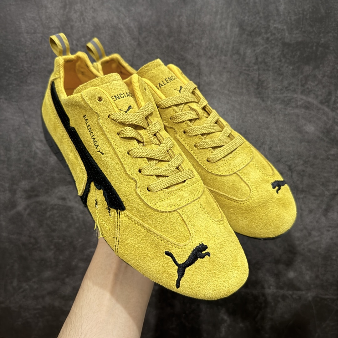 【首发版】Balenciaga 巴黎世家联名款The Open Product x Puma Speedcat 极速赛车系列彪马低帮生活休闲鞋 原装档案原数据纸版楦型 采用原厂固色翻毛皮鞋面材质 二次成型\'猛帮\'成型工艺 全球知名运动品牌PUMA宝马赛车系列,融合了宝马车队的标志性配色,以趣味十足又前卫复古的设计引领潮流,将赛道精神融入街头时尚,开启前卫竞速之旅。自1978年巴伐利亚车队走上世界舞台,宝马赛车就在全球汽车制造和赛车运动领域留下了浓墨重彩的一笔。全新的两款BMW MMS Roma与BMW MMS Speedboat鞋款,均从宝马车型中汲取灵感。以黑或白为底色,融入经典配色,主打前卫复古风。Roma鞋款的鞋侧以复古的流线造型,缀以宝马经典Logo,巧妙吸睛;而Speedcat鞋款以亮眼三色条纹元素缀以舒适鞋面,赋予了独特的个性美学,演绎赛车的无尽能量 货号 406519 06 尺码 36 37 38 39 40 41 42 43 44 45 {官方同布 无半码} ⚠️-选品中心