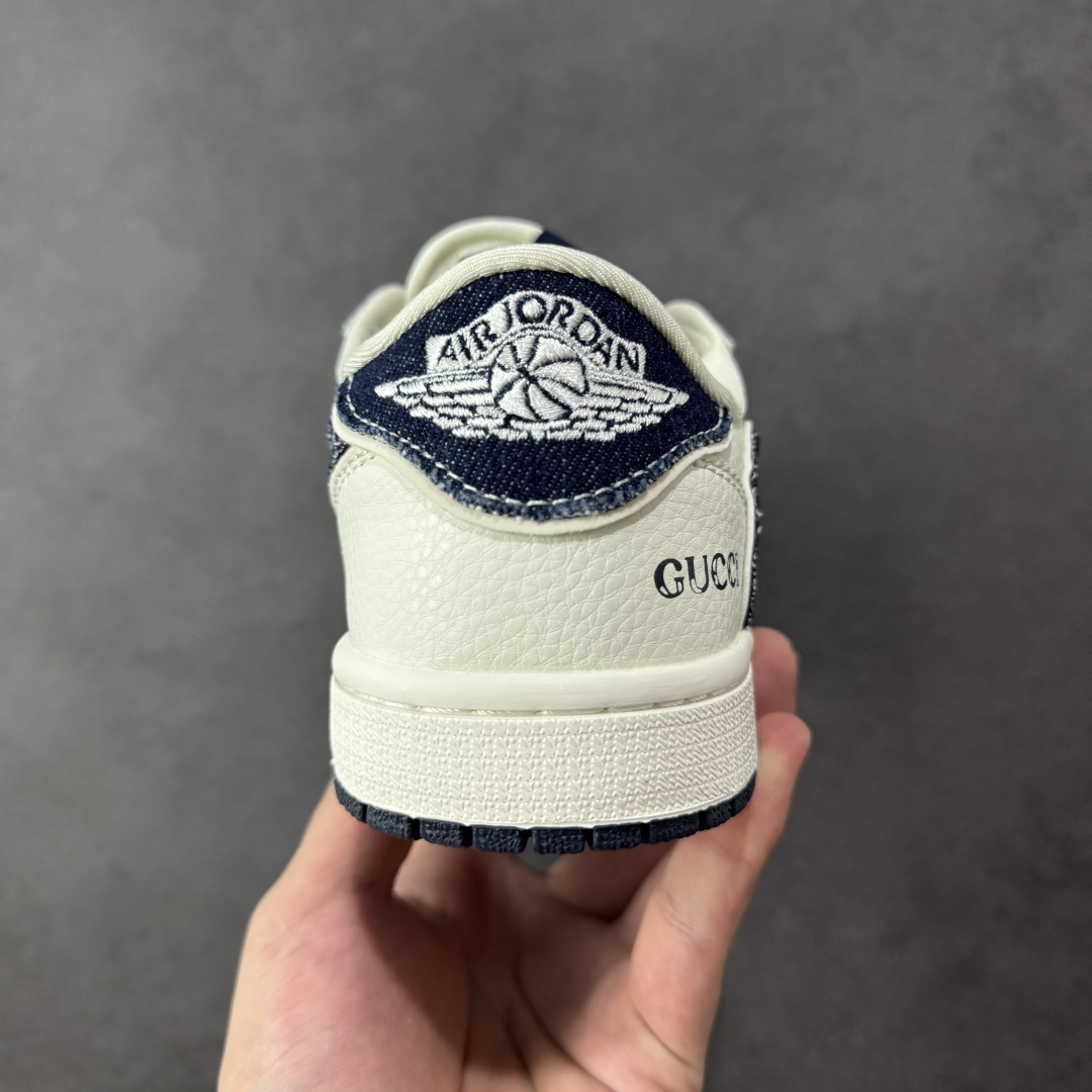 图片[4]-【定制版】Travis Scott x Fragment Design x Air Jordan 1 Low OG SP AJ1 乔1 古驰 米蓝牛仔布 低帮文化休闲板鞋 #多方联名合作融合了Travis Scott 独特的音乐风格，藤原浩个性的设计风格以及Jordan品牌的经典元素 使其成为一双具有独特身份和价值的鞋子 清新而立体的外观加上联名标识更突出了其独特身份 这种配色方案显示出活力和时尚感 在视觉上引人注目 鞋身的质感和细腻的细节处理使其显得高端而格调十足 这款“倒钩”联名是设计与创意完美结合 融合多方的个性风格是一款备受瞩目的潮流鞋款 货号：JW1188-147 尺码：36 36.5 37.5 38 38.5 39 40 40.5 41 42 42.5 43 44 44.5 45-选品中心