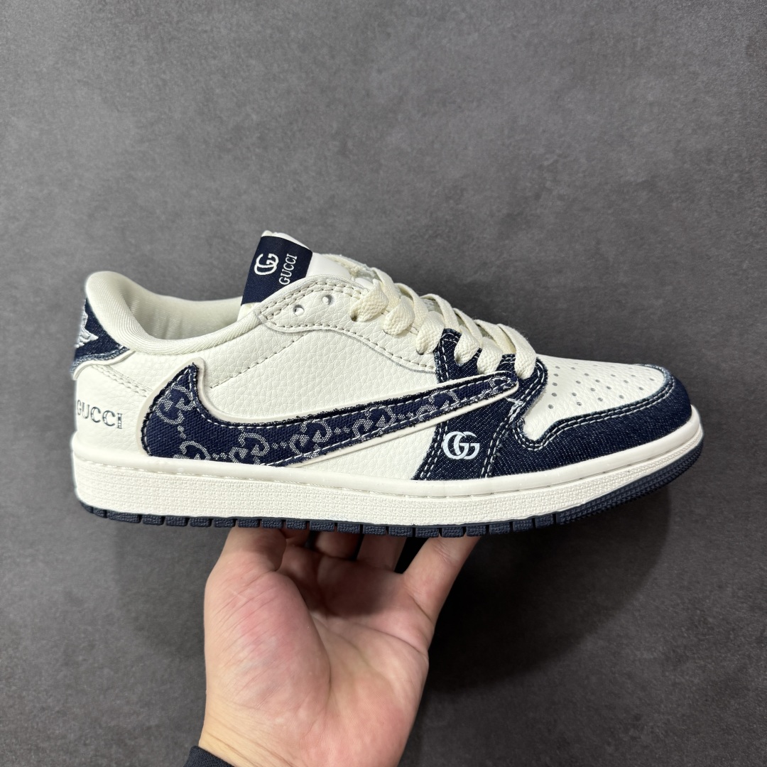 【定制版】Travis Scott x Fragment Design x Air Jordan 1 Low OG SP AJ1 乔1 古驰 米蓝牛仔布 低帮文化休闲板鞋 #多方联名合作融合了Travis Scott 独特的音乐风格,藤原浩个性的设计风格以及Jordan品牌的经典元素 使其成为一双具有独特身份和价值的鞋子 清新而立体的外观加上联名标识更突出了其独特身份 这种配色方案显示出活力和时尚感 在视觉上引人注目 鞋身的质感和细腻的细节处理使其显得高端而格调十足 这款“倒钩”联名是设计与创意完美结合 融合多方的个性风格是一款备受瞩目的潮流鞋款 货号:JW1188-147 尺码:36 36.5 37.5 38 38.5 39 40 40.5 41 42 42.5 43 44 44.5 45-选品中心
