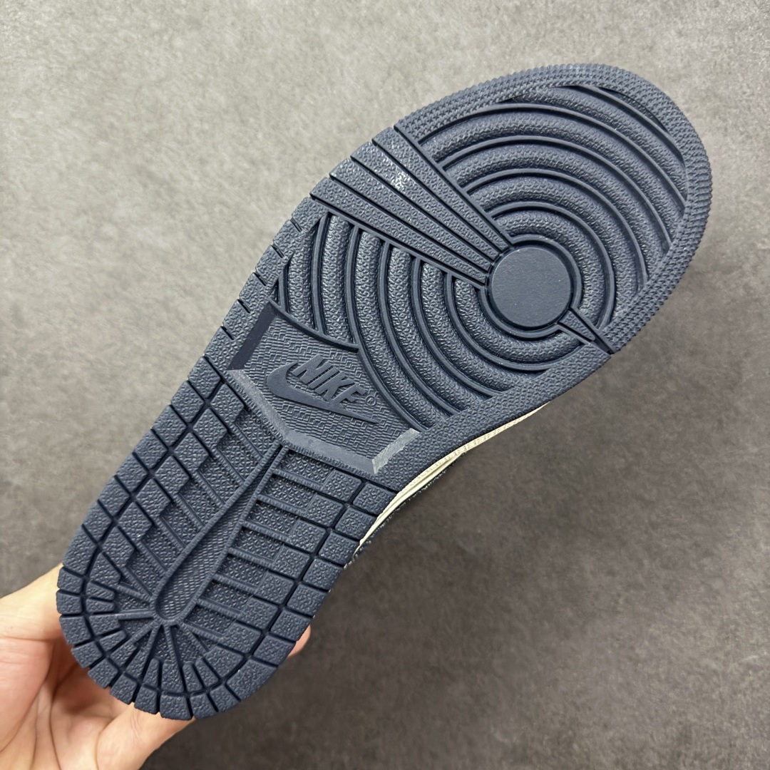 图片[9]-【定制版】Travis Scott x Fragment Design x Air Jordan 1 Low OG SP AJ1 乔1 古驰 米蓝牛仔布 低帮文化休闲板鞋 #多方联名合作融合了Travis Scott 独特的音乐风格，藤原浩个性的设计风格以及Jordan品牌的经典元素 使其成为一双具有独特身份和价值的鞋子 清新而立体的外观加上联名标识更突出了其独特身份 这种配色方案显示出活力和时尚感 在视觉上引人注目 鞋身的质感和细腻的细节处理使其显得高端而格调十足 这款“倒钩”联名是设计与创意完美结合 融合多方的个性风格是一款备受瞩目的潮流鞋款 货号：JW1188-147 尺码：36 36.5 37.5 38 38.5 39 40 40.5 41 42 42.5 43 44 44.5 45-选品中心