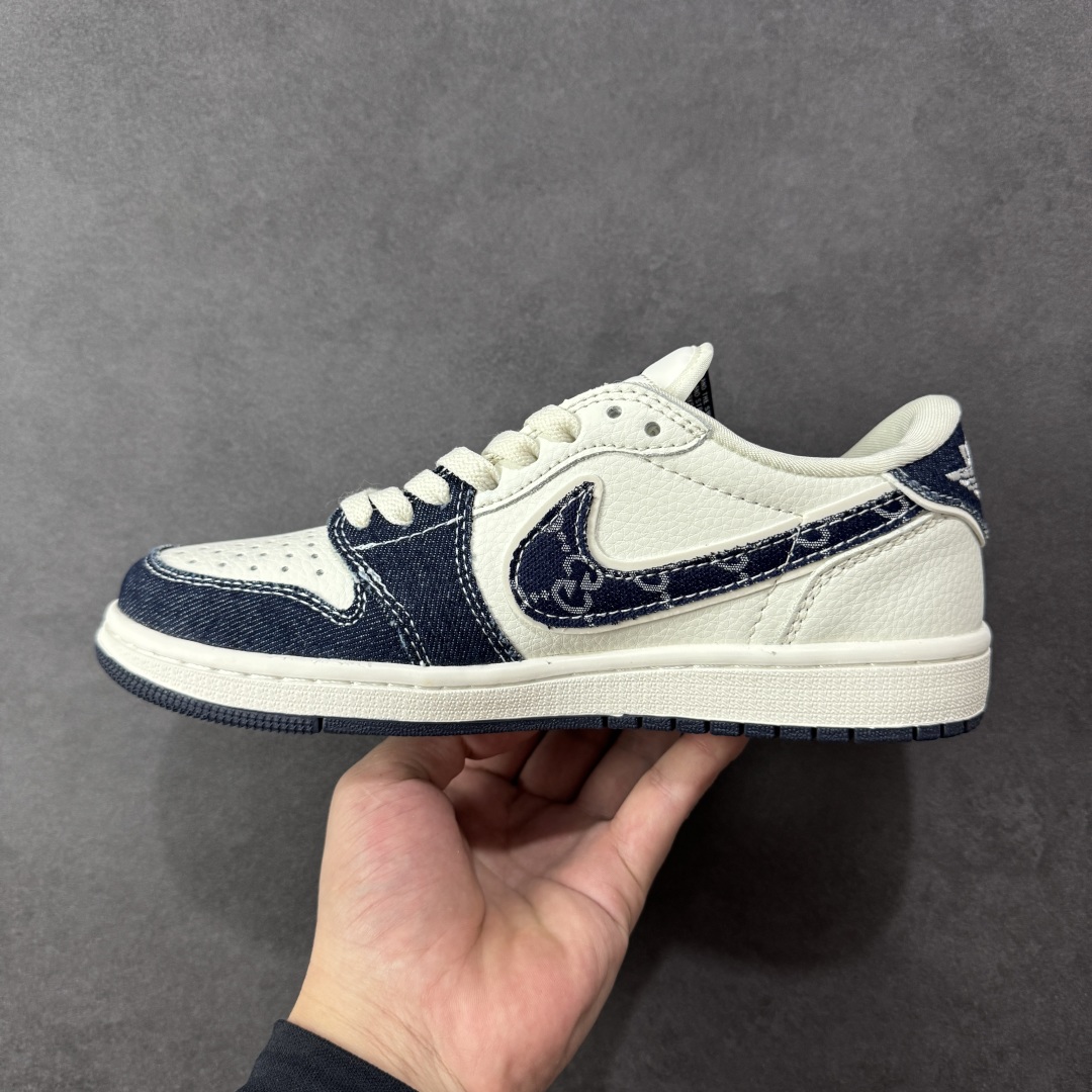 图片[2]-【定制版】Travis Scott x Fragment Design x Air Jordan 1 Low OG SP AJ1 乔1 古驰 米蓝牛仔布 低帮文化休闲板鞋 #多方联名合作融合了Travis Scott 独特的音乐风格，藤原浩个性的设计风格以及Jordan品牌的经典元素 使其成为一双具有独特身份和价值的鞋子 清新而立体的外观加上联名标识更突出了其独特身份 这种配色方案显示出活力和时尚感 在视觉上引人注目 鞋身的质感和细腻的细节处理使其显得高端而格调十足 这款“倒钩”联名是设计与创意完美结合 融合多方的个性风格是一款备受瞩目的潮流鞋款 货号：JW1188-147 尺码：36 36.5 37.5 38 38.5 39 40 40.5 41 42 42.5 43 44 44.5 45-选品中心