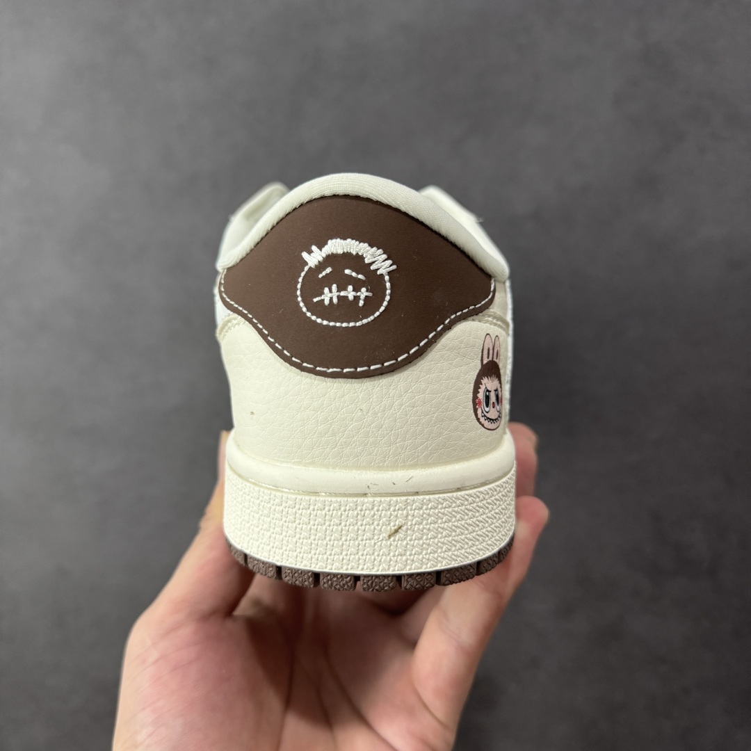 图片[4]-【定制版】Labubu x Travis Scott x Air Jordan 1 Low 拉布布 x AJ1 低帮 梦幻棕白倒钩 AJ1 乔丹1代 aj1 乔1 低邦 棕白倒勾 乔丹篮球鞋系列 鞋身整体以米白色为底搭配棕色框架覆盖层，标志性的反钩Swoosh Logo采用白色呈现，内侧也辅以白色Swoosh Logo点缀，鞋舌等多处TS标志性元素均得以保留；鞋舌上以Labubu字样呈现，鞋头处Labubu字样白色点缀，后跟的Jack厂牌标志以及Wings Logo均采用白色缝线打造，后跟印有拉布布头像，彰显联名身份；最后以米白色中底搭配棕色橡胶外底完善整体设计收尾。 货号：DX1888-095 尺码：36 36.5 37.5 38 38.5 39 40 40.5 41 42 42.5 43 44 44.5 45 编码：HXSB330340-选品中心