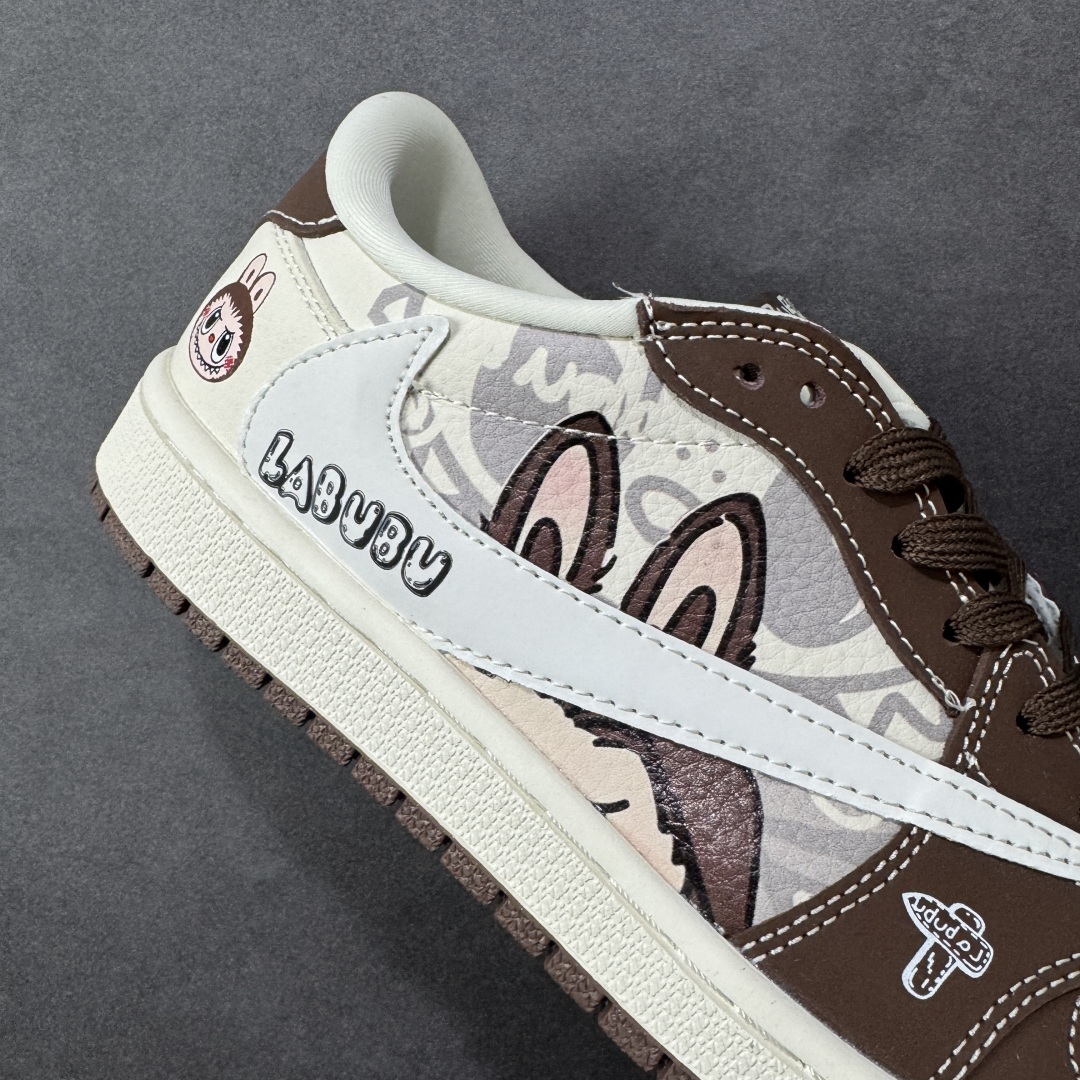 图片[6]-【定制版】Labubu x Travis Scott x Air Jordan 1 Low 拉布布 x AJ1 低帮 梦幻棕白倒钩 AJ1 乔丹1代 aj1 乔1 低邦 棕白倒勾 乔丹篮球鞋系列 鞋身整体以米白色为底搭配棕色框架覆盖层，标志性的反钩Swoosh Logo采用白色呈现，内侧也辅以白色Swoosh Logo点缀，鞋舌等多处TS标志性元素均得以保留；鞋舌上以Labubu字样呈现，鞋头处Labubu字样白色点缀，后跟的Jack厂牌标志以及Wings Logo均采用白色缝线打造，后跟印有拉布布头像，彰显联名身份；最后以米白色中底搭配棕色橡胶外底完善整体设计收尾。 货号：DX1888-095 尺码：36 36.5 37.5 38 38.5 39 40 40.5 41 42 42.5 43 44 44.5 45 编码：HXSB330340-选品中心