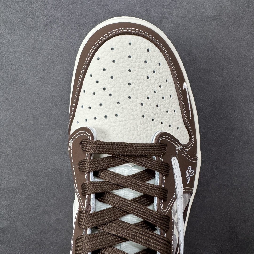 图片[8]-【定制版】Labubu x Travis Scott x Air Jordan 1 Low 拉布布 x AJ1 低帮 梦幻棕白倒钩 AJ1 乔丹1代 aj1 乔1 低邦 棕白倒勾 乔丹篮球鞋系列 鞋身整体以米白色为底搭配棕色框架覆盖层，标志性的反钩Swoosh Logo采用白色呈现，内侧也辅以白色Swoosh Logo点缀，鞋舌等多处TS标志性元素均得以保留；鞋舌上以Labubu字样呈现，鞋头处Labubu字样白色点缀，后跟的Jack厂牌标志以及Wings Logo均采用白色缝线打造，后跟印有拉布布头像，彰显联名身份；最后以米白色中底搭配棕色橡胶外底完善整体设计收尾。 货号：DX1888-095 尺码：36 36.5 37.5 38 38.5 39 40 40.5 41 42 42.5 43 44 44.5 45 编码：HXSB330340-选品中心