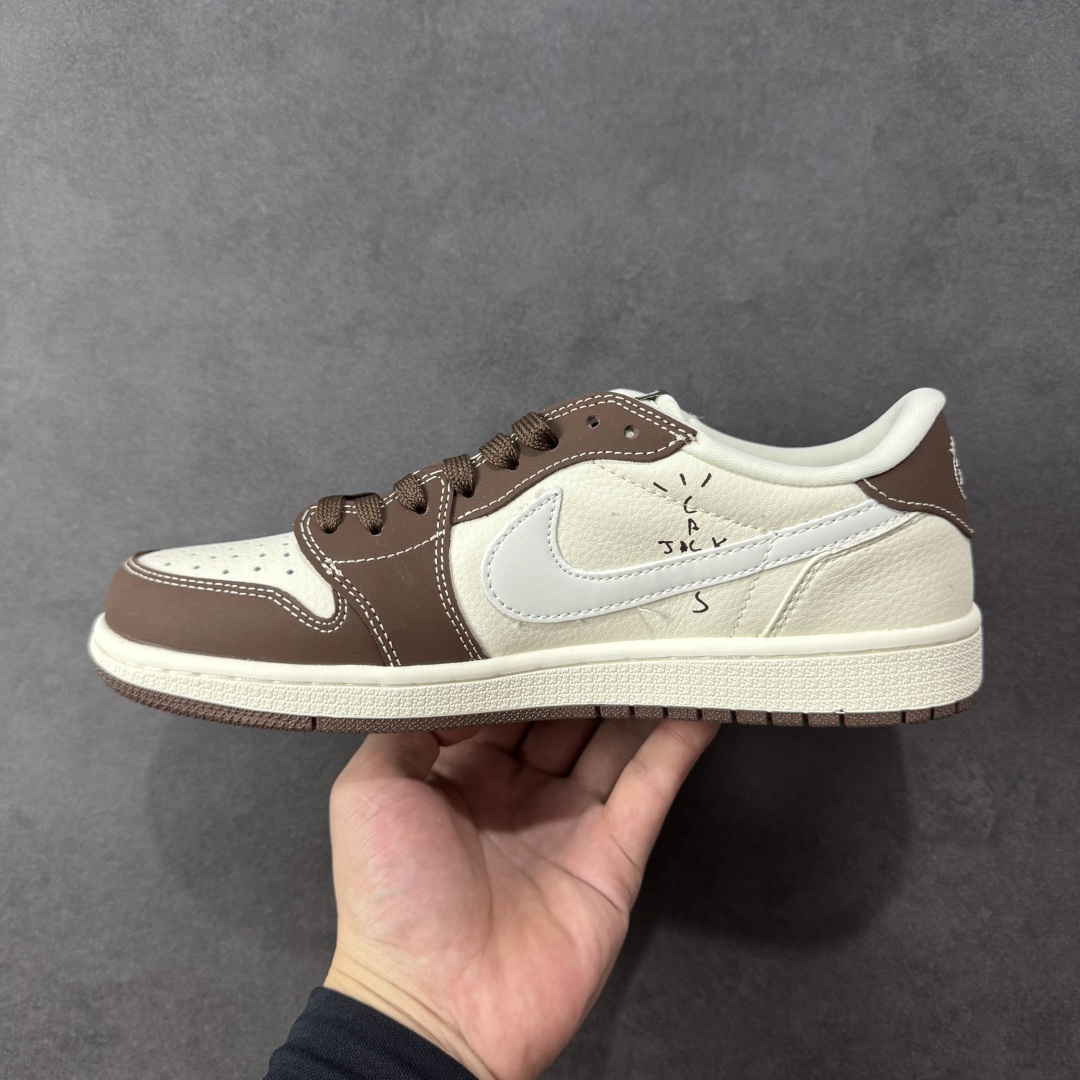 图片[2]-【定制版】Labubu x Travis Scott x Air Jordan 1 Low 拉布布 x AJ1 低帮 梦幻棕白倒钩 AJ1 乔丹1代 aj1 乔1 低邦 棕白倒勾 乔丹篮球鞋系列 鞋身整体以米白色为底搭配棕色框架覆盖层，标志性的反钩Swoosh Logo采用白色呈现，内侧也辅以白色Swoosh Logo点缀，鞋舌等多处TS标志性元素均得以保留；鞋舌上以Labubu字样呈现，鞋头处Labubu字样白色点缀，后跟的Jack厂牌标志以及Wings Logo均采用白色缝线打造，后跟印有拉布布头像，彰显联名身份；最后以米白色中底搭配棕色橡胶外底完善整体设计收尾。 货号：DX1888-095 尺码：36 36.5 37.5 38 38.5 39 40 40.5 41 42 42.5 43 44 44.5 45 编码：HXSB330340-选品中心