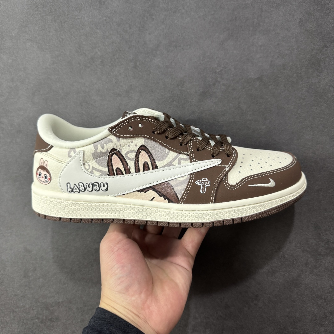 【定制版】Labubu x Travis Scott x Air Jordan 1 Low 拉布布 x AJ1 低帮 梦幻棕白倒钩 AJ1 乔丹1代 aj1 乔1 低邦 棕白倒勾 乔丹篮球鞋系列 鞋身整体以米白色为底搭配棕色框架覆盖层,标志性的反钩Swoosh Logo采用白色呈现,内侧也辅以白色Swoosh Logo点缀,鞋舌等多处TS标志性元素均得以保留;鞋舌上以Labubu字样呈现,鞋头处Labubu字样白色点缀,后跟的Jack厂牌标志以及Wings Logo均采用白色缝线打造,后跟印有拉布布头像,彰显联名身份;最后以米白色中底搭配棕色橡胶外底完善整体设计收尾。 货号:DX1888-095 尺码:36 36.5 37.5 38 38.5 39 40 40.5 41 42 42.5 43 44 44.5 45 编码:HXSB330340-选品中心