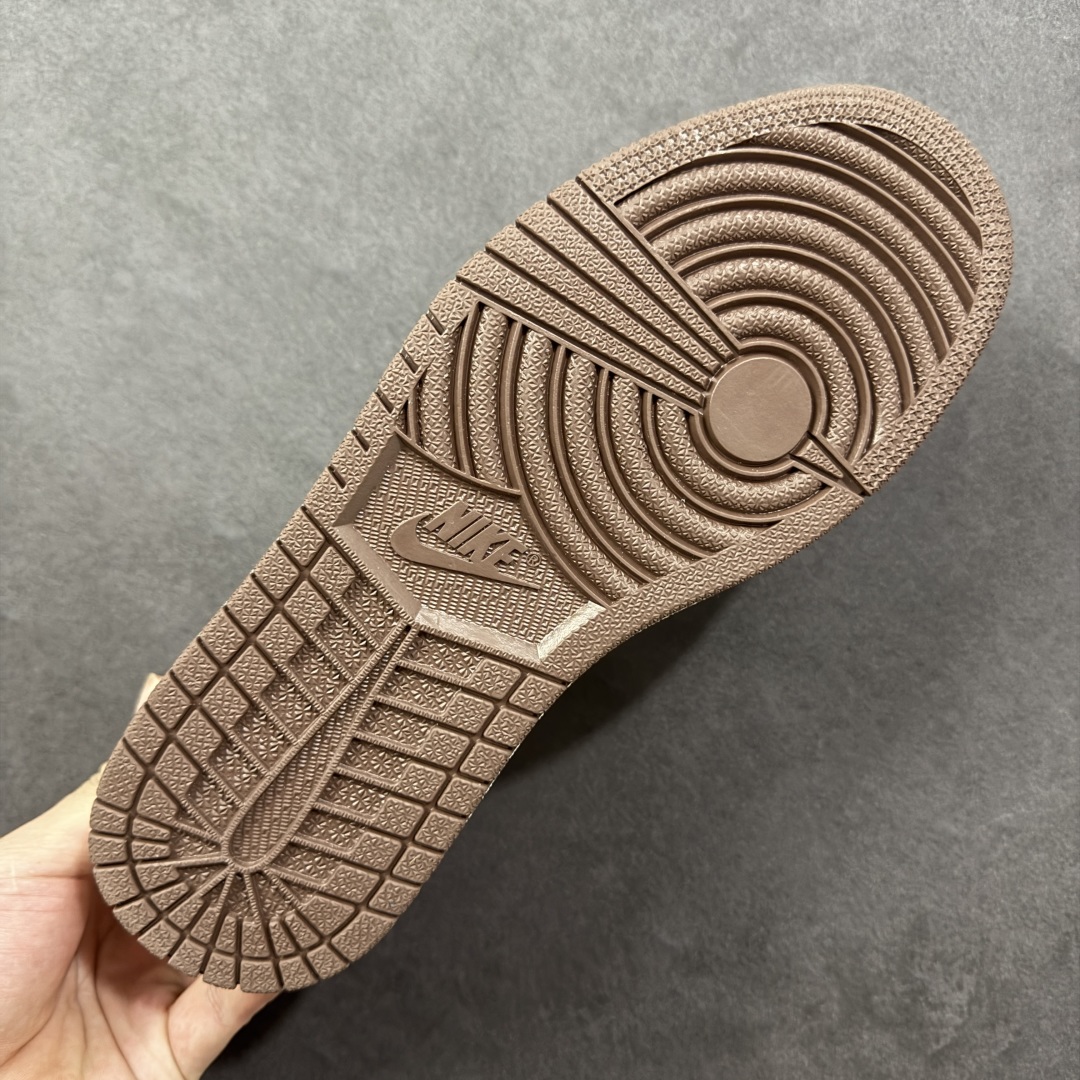 图片[9]-【定制版】Labubu x Travis Scott x Air Jordan 1 Low 拉布布 x AJ1 低帮 梦幻棕白倒钩 AJ1 乔丹1代 aj1 乔1 低邦 棕白倒勾 乔丹篮球鞋系列 鞋身整体以米白色为底搭配棕色框架覆盖层，标志性的反钩Swoosh Logo采用白色呈现，内侧也辅以白色Swoosh Logo点缀，鞋舌等多处TS标志性元素均得以保留；鞋舌上以Labubu字样呈现，鞋头处Labubu字样白色点缀，后跟的Jack厂牌标志以及Wings Logo均采用白色缝线打造，后跟印有拉布布头像，彰显联名身份；最后以米白色中底搭配棕色橡胶外底完善整体设计收尾。 货号：DX1888-095 尺码：36 36.5 37.5 38 38.5 39 40 40.5 41 42 42.5 43 44 44.5 45 编码：HXSB330340-选品中心