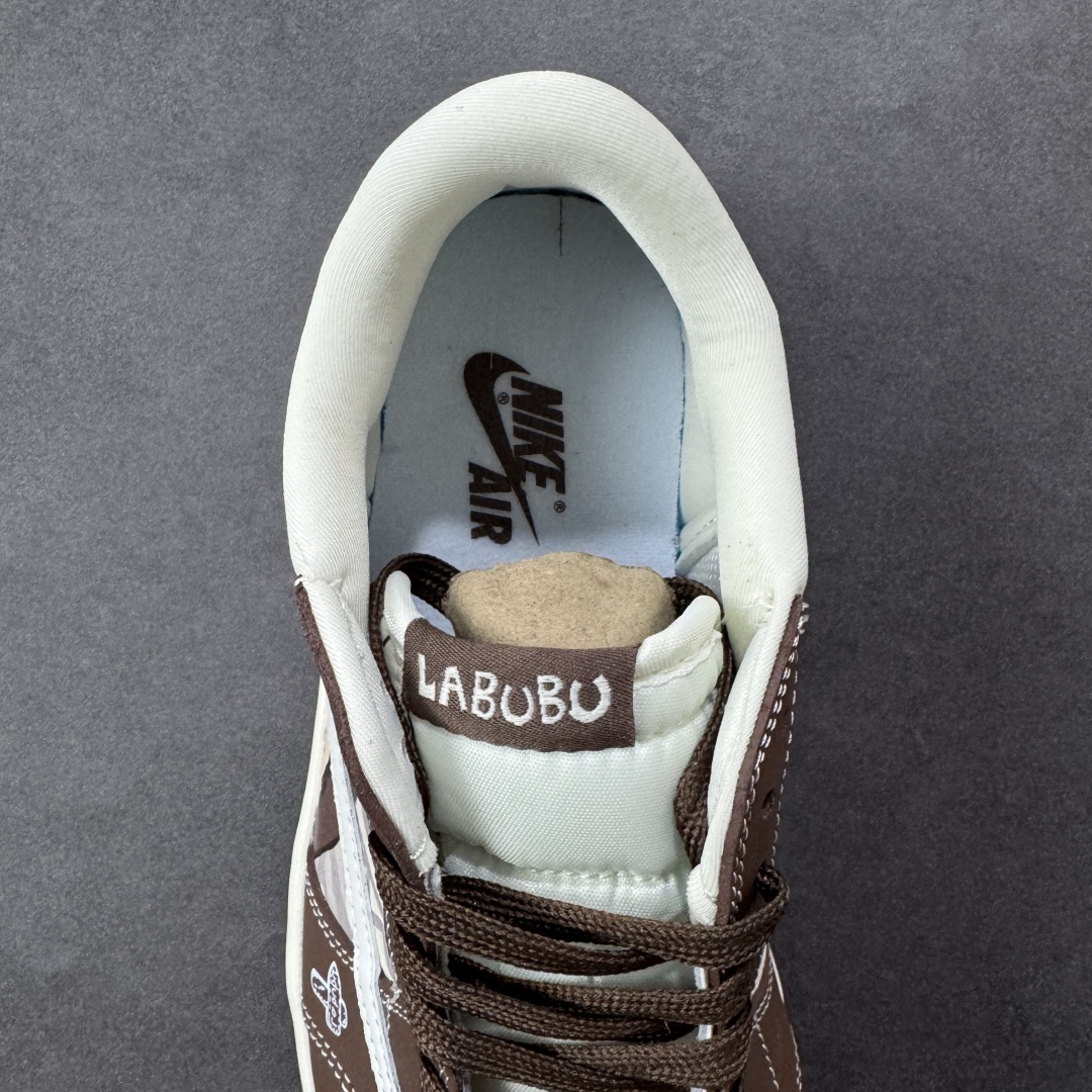 图片[7]-【定制版】Labubu x Travis Scott x Air Jordan 1 Low 拉布布 x AJ1 低帮 梦幻棕白倒钩 AJ1 乔丹1代 aj1 乔1 低邦 棕白倒勾 乔丹篮球鞋系列 鞋身整体以米白色为底搭配棕色框架覆盖层，标志性的反钩Swoosh Logo采用白色呈现，内侧也辅以白色Swoosh Logo点缀，鞋舌等多处TS标志性元素均得以保留；鞋舌上以Labubu字样呈现，鞋头处Labubu字样白色点缀，后跟的Jack厂牌标志以及Wings Logo均采用白色缝线打造，后跟印有拉布布头像，彰显联名身份；最后以米白色中底搭配棕色橡胶外底完善整体设计收尾。 货号：DX1888-095 尺码：36 36.5 37.5 38 38.5 39 40 40.5 41 42 42.5 43 44 44.5 45 编码：HXSB330340-选品中心
