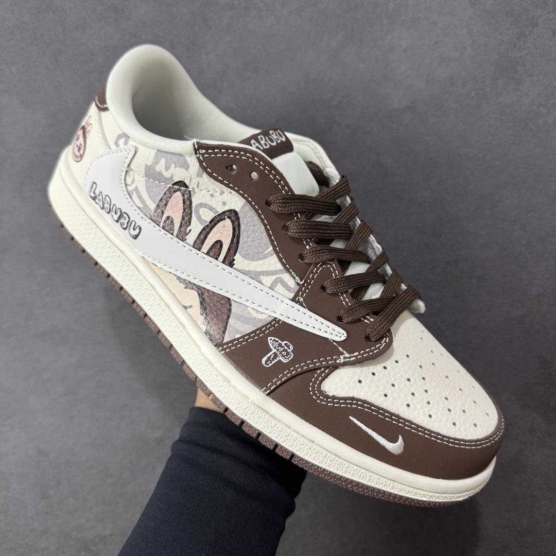 图片[3]-【定制版】Labubu x Travis Scott x Air Jordan 1 Low 拉布布 x AJ1 低帮 梦幻棕白倒钩 AJ1 乔丹1代 aj1 乔1 低邦 棕白倒勾 乔丹篮球鞋系列 鞋身整体以米白色为底搭配棕色框架覆盖层，标志性的反钩Swoosh Logo采用白色呈现，内侧也辅以白色Swoosh Logo点缀，鞋舌等多处TS标志性元素均得以保留；鞋舌上以Labubu字样呈现，鞋头处Labubu字样白色点缀，后跟的Jack厂牌标志以及Wings Logo均采用白色缝线打造，后跟印有拉布布头像，彰显联名身份；最后以米白色中底搭配棕色橡胶外底完善整体设计收尾。 货号：DX1888-095 尺码：36 36.5 37.5 38 38.5 39 40 40.5 41 42 42.5 43 44 44.5 45 编码：HXSB330340-选品中心