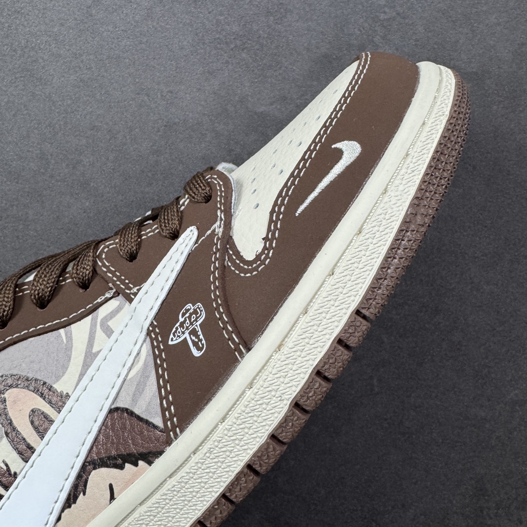 图片[5]-【定制版】Labubu x Travis Scott x Air Jordan 1 Low 拉布布 x AJ1 低帮 梦幻棕白倒钩 AJ1 乔丹1代 aj1 乔1 低邦 棕白倒勾 乔丹篮球鞋系列 鞋身整体以米白色为底搭配棕色框架覆盖层，标志性的反钩Swoosh Logo采用白色呈现，内侧也辅以白色Swoosh Logo点缀，鞋舌等多处TS标志性元素均得以保留；鞋舌上以Labubu字样呈现，鞋头处Labubu字样白色点缀，后跟的Jack厂牌标志以及Wings Logo均采用白色缝线打造，后跟印有拉布布头像，彰显联名身份；最后以米白色中底搭配棕色橡胶外底完善整体设计收尾。 货号：DX1888-095 尺码：36 36.5 37.5 38 38.5 39 40 40.5 41 42 42.5 43 44 44.5 45 编码：HXSB330340-选品中心