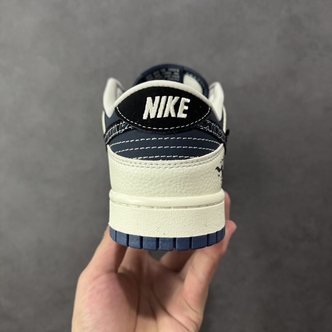 图片[4]-【定制版】Stussy x Nike Dunk SB Low 斯图西 x 耐克 SB 低帮 联名米白蓝 鞋身整体以蓝色皮革打造，搭配米白色皮革框架覆盖层，使鞋款十分百搭，鞋舌绣标上以Nike Swoosh Logo呈现，鞋身两侧的Swoosh Logo采用蓝色皮革点缀，后跟饰片使用蓝色皮革制作，鞋舌是网眼布材料，增强了透气性，后跟Nike字样以白色刺绣妆点，后跟绣有Stussy字样，彰显联名身份；最后以米白色中底搭配蓝色橡胶外底完善整体设计收尾。 货号：SR2025-001 尺码：36 36.5 37.5 38 38.5 39 40 40.5 41 42 42.5 43 44 44.5 45 编码：HXSB330340-选品中心