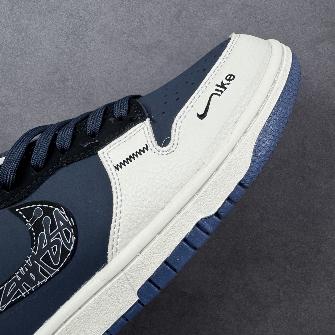 图片[5]-【定制版】Stussy x Nike Dunk SB Low 斯图西 x 耐克 SB 低帮 联名米白蓝 鞋身整体以蓝色皮革打造，搭配米白色皮革框架覆盖层，使鞋款十分百搭，鞋舌绣标上以Nike Swoosh Logo呈现，鞋身两侧的Swoosh Logo采用蓝色皮革点缀，后跟饰片使用蓝色皮革制作，鞋舌是网眼布材料，增强了透气性，后跟Nike字样以白色刺绣妆点，后跟绣有Stussy字样，彰显联名身份；最后以米白色中底搭配蓝色橡胶外底完善整体设计收尾。 货号：SR2025-001 尺码：36 36.5 37.5 38 38.5 39 40 40.5 41 42 42.5 43 44 44.5 45 编码：HXSB330340-选品中心