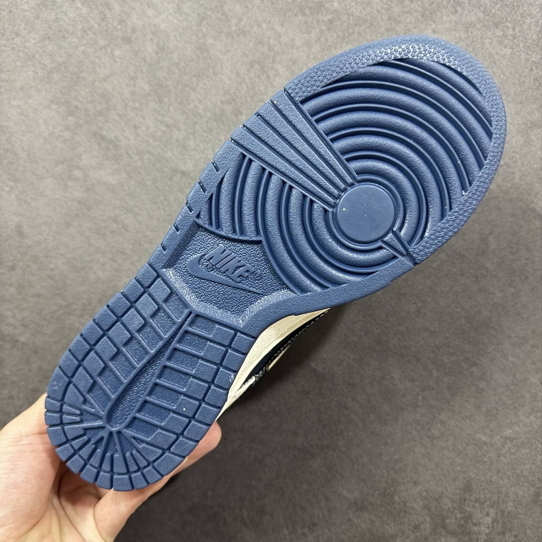 图片[9]-【定制版】Stussy x Nike Dunk SB Low 斯图西 x 耐克 SB 低帮 联名米白蓝 鞋身整体以蓝色皮革打造，搭配米白色皮革框架覆盖层，使鞋款十分百搭，鞋舌绣标上以Nike Swoosh Logo呈现，鞋身两侧的Swoosh Logo采用蓝色皮革点缀，后跟饰片使用蓝色皮革制作，鞋舌是网眼布材料，增强了透气性，后跟Nike字样以白色刺绣妆点，后跟绣有Stussy字样，彰显联名身份；最后以米白色中底搭配蓝色橡胶外底完善整体设计收尾。 货号：SR2025-001 尺码：36 36.5 37.5 38 38.5 39 40 40.5 41 42 42.5 43 44 44.5 45 编码：HXSB330340-选品中心
