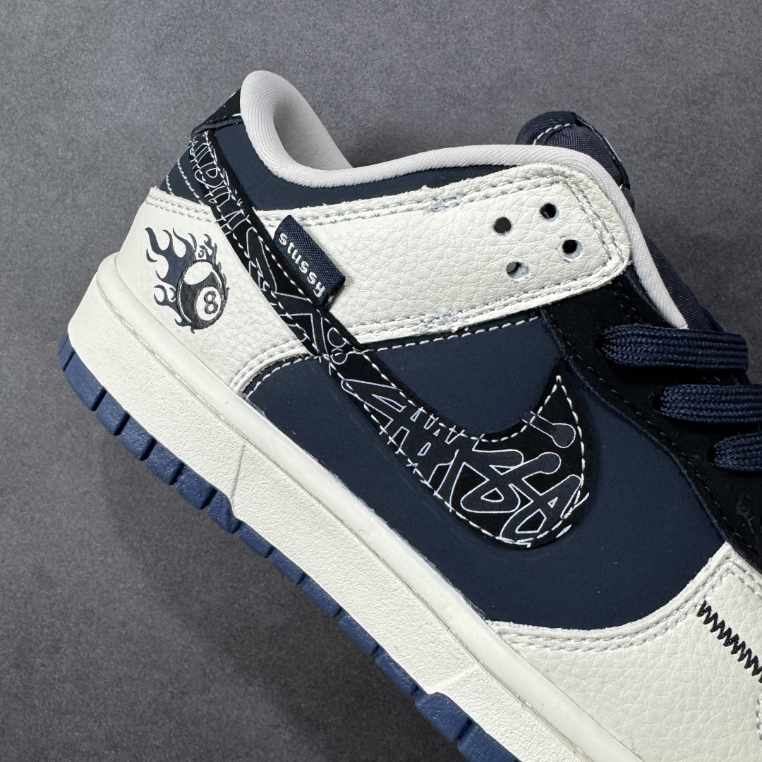图片[6]-【定制版】Stussy x Nike Dunk SB Low 斯图西 x 耐克 SB 低帮 联名米白蓝 鞋身整体以蓝色皮革打造，搭配米白色皮革框架覆盖层，使鞋款十分百搭，鞋舌绣标上以Nike Swoosh Logo呈现，鞋身两侧的Swoosh Logo采用蓝色皮革点缀，后跟饰片使用蓝色皮革制作，鞋舌是网眼布材料，增强了透气性，后跟Nike字样以白色刺绣妆点，后跟绣有Stussy字样，彰显联名身份；最后以米白色中底搭配蓝色橡胶外底完善整体设计收尾。 货号：SR2025-001 尺码：36 36.5 37.5 38 38.5 39 40 40.5 41 42 42.5 43 44 44.5 45 编码：HXSB330340-选品中心