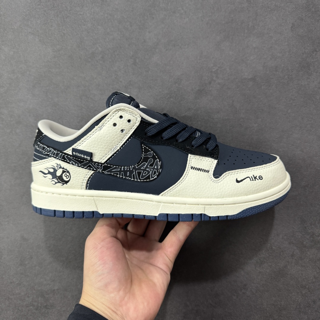 【定制版】Stussy x Nike Dunk SB Low 斯图西 x 耐克 SB 低帮 联名米白蓝 鞋身整体以蓝色皮革打造,搭配米白色皮革框架覆盖层,使鞋款十分百搭,鞋舌绣标上以Nike Swoosh Logo呈现,鞋身两侧的Swoosh Logo采用蓝色皮革点缀,后跟饰片使用蓝色皮革制作,鞋舌是网眼布材料,增强了透气性,后跟Nike字样以白色刺绣妆点,后跟绣有Stussy字样,彰显联名身份;最后以米白色中底搭配蓝色橡胶外底完善整体设计收尾。 货号:SR2025-001 尺码:36 36.5 37.5 38 38.5 39 40 40.5 41 42 42.5 43 44 44.5 45 编码:HXSB330340-选品中心