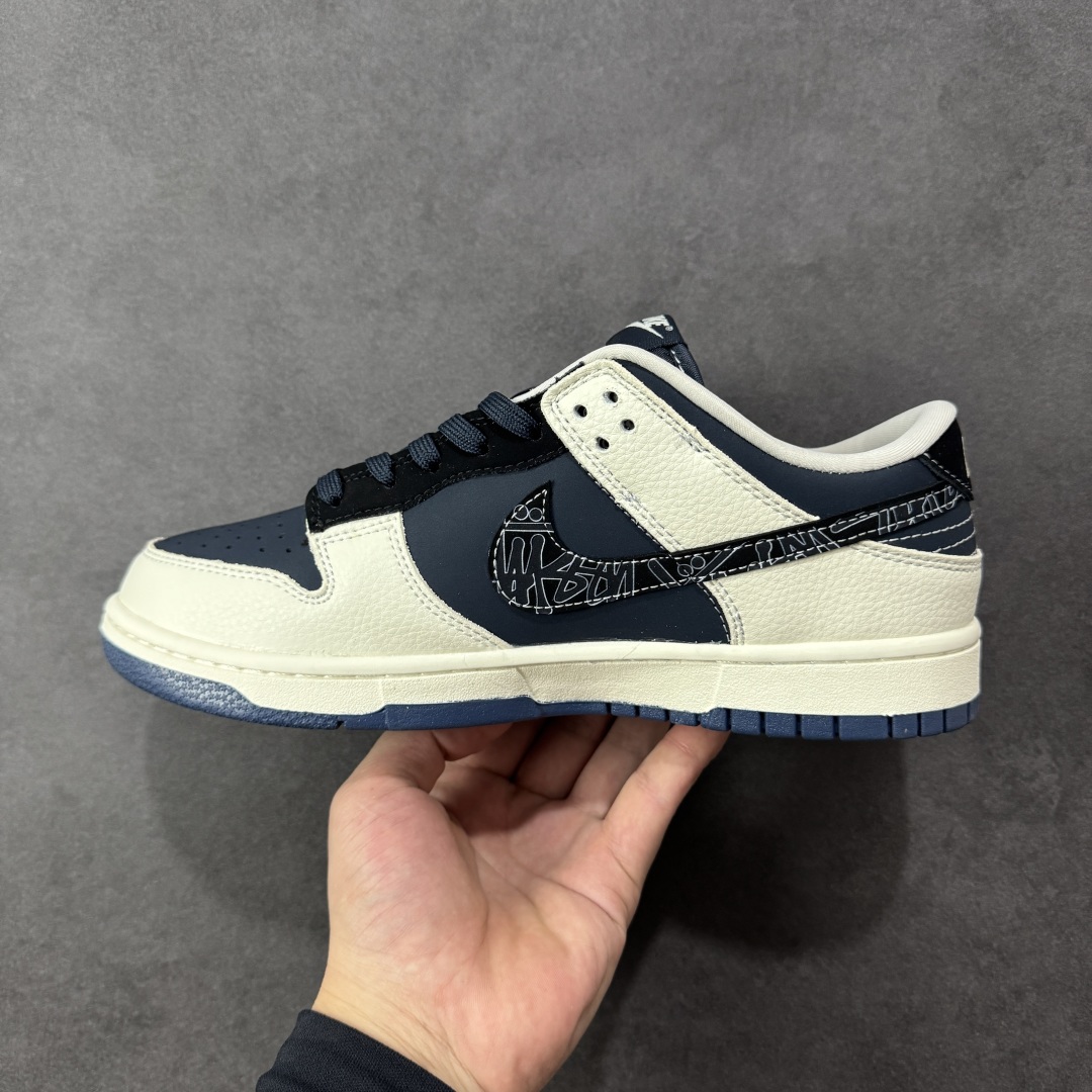 图片[2]-【定制版】Stussy x Nike Dunk SB Low 斯图西 x 耐克 SB 低帮 联名米白蓝 鞋身整体以蓝色皮革打造，搭配米白色皮革框架覆盖层，使鞋款十分百搭，鞋舌绣标上以Nike Swoosh Logo呈现，鞋身两侧的Swoosh Logo采用蓝色皮革点缀，后跟饰片使用蓝色皮革制作，鞋舌是网眼布材料，增强了透气性，后跟Nike字样以白色刺绣妆点，后跟绣有Stussy字样，彰显联名身份；最后以米白色中底搭配蓝色橡胶外底完善整体设计收尾。 货号：SR2025-001 尺码：36 36.5 37.5 38 38.5 39 40 40.5 41 42 42.5 43 44 44.5 45 编码：HXSB330340-选品中心