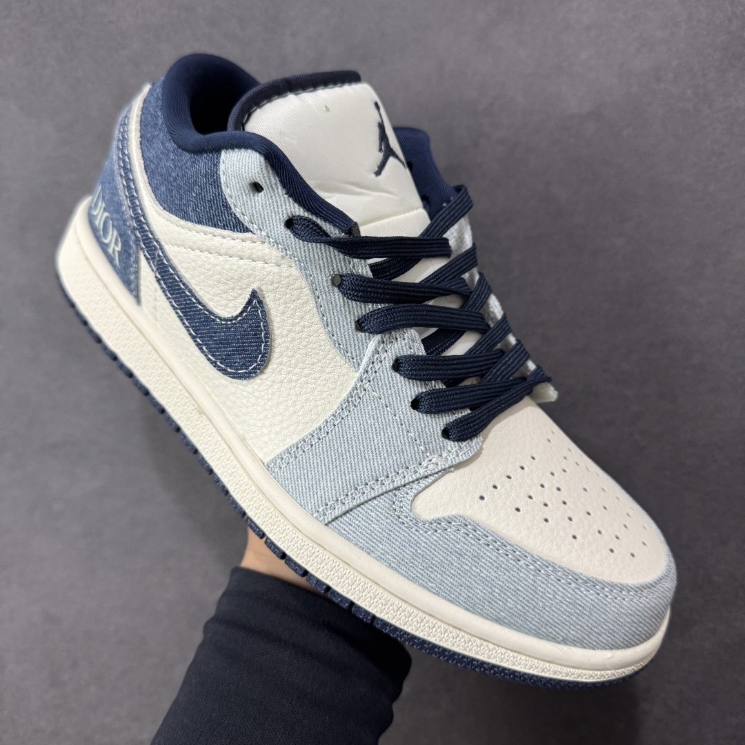 图片[3]-【定制版】Air Jordan 1 Low AJ1 乔1 迪奥联名 复古牛仔 高端定制 低帮复古篮球鞋 #定制鞋盒 大厂纯原品质出货 超高清洁度 皮料切割干净无任何毛边 细节完美 货号：QG2025-002 尺码：36 36.5 37 38 38.5 39 40 40.5 41 42 42.5 43 44 44.5 45-选品中心