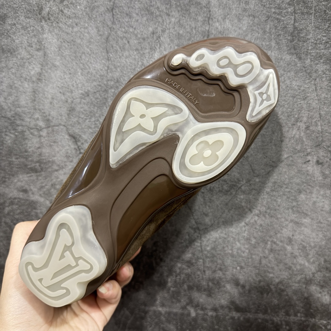 图片[9]-【莞顶纯原】Louis Vuitton LV Footprint 25ss 春夏季新款 情侣同款球鞋 穿上就是时髦精 这款 Footprint Soccer 运动鞋于2025春夏系列时装展中亮相，是Pharrell Williams 首次以足球鞋为灵感设计的运动鞋。 鞋款的灵感来自跨越世代和文化的足球运动，呼应2025春夏系列 时装展团结一致、全民参与的主题。鞋款以流丽的设计著称，侧面以富动感的IV Initials标志点缀 鞋舌缀有灵感来自足球队伍的Lvers United徽章，而脚掌纹橡胶鞋底饰有多款路易威登标志 时髦休闲穿搭 时尚界的弄潮儿， 面料：进口麂皮 内里：羊皮内里 大底：原版开模大底 尺码：#女35-41(41定做）#男39-45(45定做）-选品中心