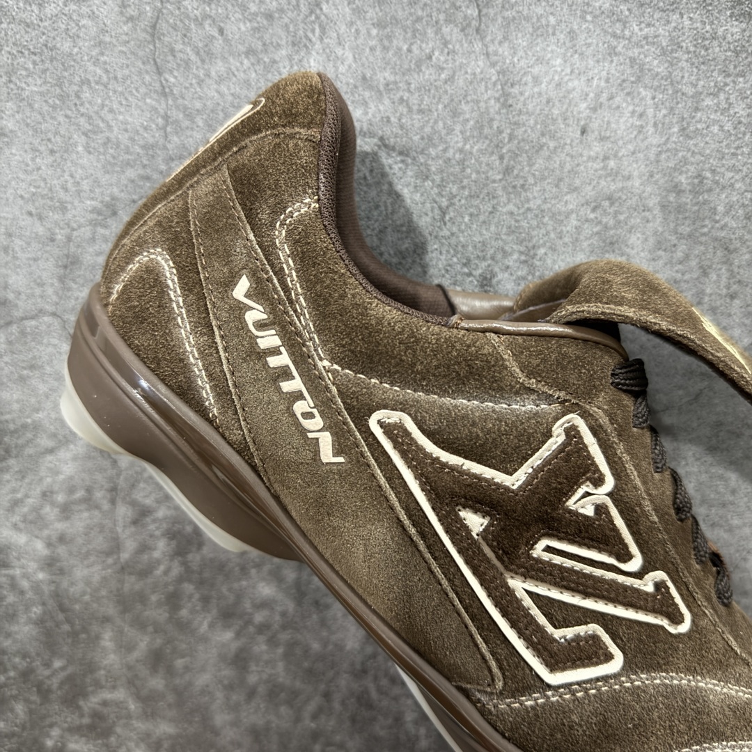 图片[7]-【莞顶纯原】Louis Vuitton LV Footprint 25ss 春夏季新款 情侣同款球鞋 穿上就是时髦精 这款 Footprint Soccer 运动鞋于2025春夏系列时装展中亮相，是Pharrell Williams 首次以足球鞋为灵感设计的运动鞋。 鞋款的灵感来自跨越世代和文化的足球运动，呼应2025春夏系列 时装展团结一致、全民参与的主题。鞋款以流丽的设计著称，侧面以富动感的IV Initials标志点缀 鞋舌缀有灵感来自足球队伍的Lvers United徽章，而脚掌纹橡胶鞋底饰有多款路易威登标志 时髦休闲穿搭 时尚界的弄潮儿， 面料：进口麂皮 内里：羊皮内里 大底：原版开模大底 尺码：#女35-41(41定做）#男39-45(45定做）-选品中心