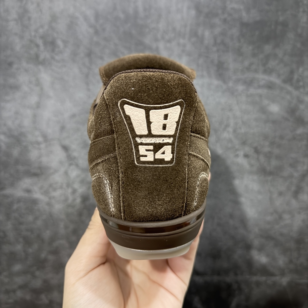 图片[4]-【莞顶纯原】Louis Vuitton LV Footprint 25ss 春夏季新款 情侣同款球鞋 穿上就是时髦精 这款 Footprint Soccer 运动鞋于2025春夏系列时装展中亮相，是Pharrell Williams 首次以足球鞋为灵感设计的运动鞋。 鞋款的灵感来自跨越世代和文化的足球运动，呼应2025春夏系列 时装展团结一致、全民参与的主题。鞋款以流丽的设计著称，侧面以富动感的IV Initials标志点缀 鞋舌缀有灵感来自足球队伍的Lvers United徽章，而脚掌纹橡胶鞋底饰有多款路易威登标志 时髦休闲穿搭 时尚界的弄潮儿， 面料：进口麂皮 内里：羊皮内里 大底：原版开模大底 尺码：#女35-41(41定做）#男39-45(45定做）-选品中心