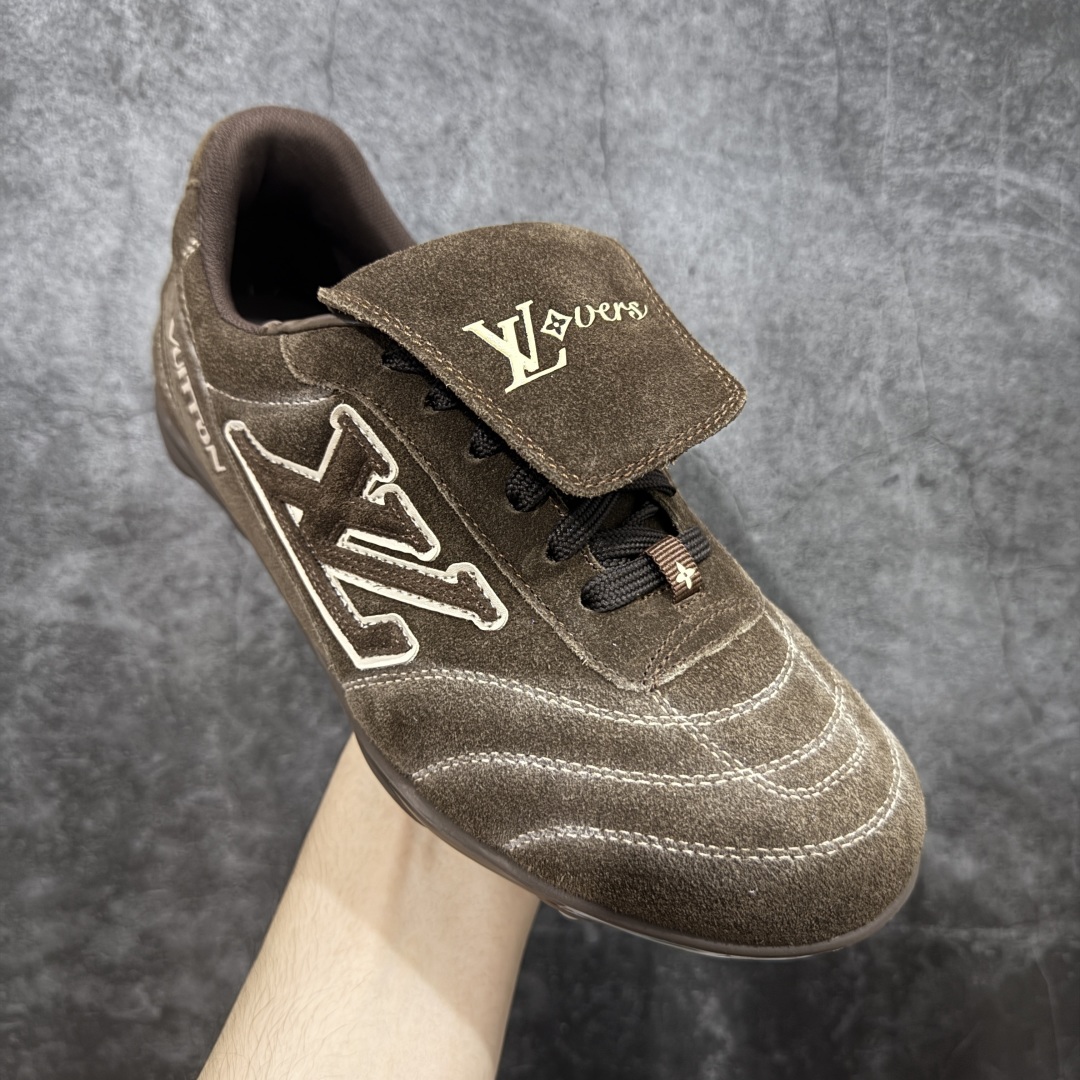 图片[3]-【莞顶纯原】Louis Vuitton LV Footprint 25ss 春夏季新款 情侣同款球鞋 穿上就是时髦精 这款 Footprint Soccer 运动鞋于2025春夏系列时装展中亮相，是Pharrell Williams 首次以足球鞋为灵感设计的运动鞋。 鞋款的灵感来自跨越世代和文化的足球运动，呼应2025春夏系列 时装展团结一致、全民参与的主题。鞋款以流丽的设计著称，侧面以富动感的IV Initials标志点缀 鞋舌缀有灵感来自足球队伍的Lvers United徽章，而脚掌纹橡胶鞋底饰有多款路易威登标志 时髦休闲穿搭 时尚界的弄潮儿， 面料：进口麂皮 内里：羊皮内里 大底：原版开模大底 尺码：#女35-41(41定做）#男39-45(45定做）-选品中心