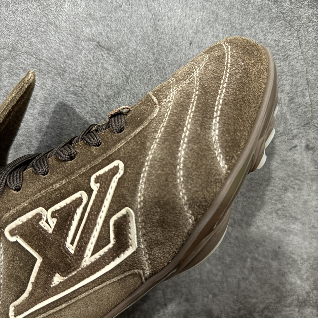 图片[6]-【莞顶纯原】Louis Vuitton LV Footprint 25ss 春夏季新款 情侣同款球鞋 穿上就是时髦精 这款 Footprint Soccer 运动鞋于2025春夏系列时装展中亮相，是Pharrell Williams 首次以足球鞋为灵感设计的运动鞋。 鞋款的灵感来自跨越世代和文化的足球运动，呼应2025春夏系列 时装展团结一致、全民参与的主题。鞋款以流丽的设计著称，侧面以富动感的IV Initials标志点缀 鞋舌缀有灵感来自足球队伍的Lvers United徽章，而脚掌纹橡胶鞋底饰有多款路易威登标志 时髦休闲穿搭 时尚界的弄潮儿， 面料：进口麂皮 内里：羊皮内里 大底：原版开模大底 尺码：#女35-41(41定做）#男39-45(45定做）-选品中心