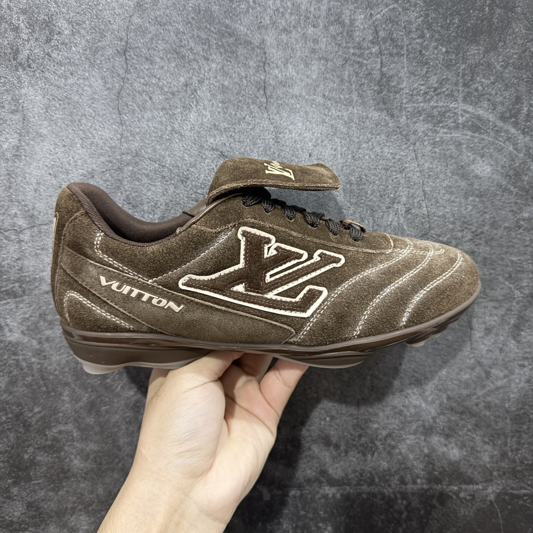 【莞顶纯原】Louis Vuitton LV Footprint 25ss 春夏季新款 情侣同款球鞋 穿上就是时髦精 这款 Footprint Soccer 运动鞋于2025春夏系列时装展中亮相,是Pharrell Williams 首次以足球鞋为灵感设计的运动鞋。 鞋款的灵感来自跨越世代和文化的足球运动,呼应2025春夏系列 时装展团结一致、全民参与的主题。鞋款以流丽的设计著称,侧面以富动感的IV Initials标志点缀 鞋舌缀有灵感来自足球队伍的Lvers United徽章,而脚掌纹橡胶鞋底饰有多款路易威登标志 时髦休闲穿搭 时尚界的弄潮儿, 面料:进口麂皮 内里:羊皮内里 大底:原版开模大底 尺码:#女35-41(41定做)#男39-45(45定做)-选品中心