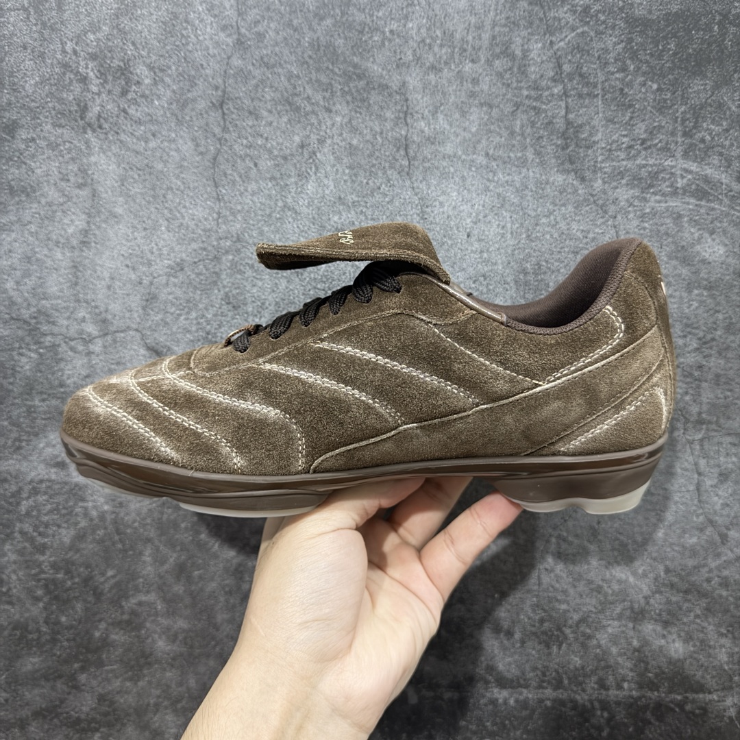 图片[2]-【莞顶纯原】Louis Vuitton LV Footprint 25ss 春夏季新款 情侣同款球鞋 穿上就是时髦精 这款 Footprint Soccer 运动鞋于2025春夏系列时装展中亮相，是Pharrell Williams 首次以足球鞋为灵感设计的运动鞋。 鞋款的灵感来自跨越世代和文化的足球运动，呼应2025春夏系列 时装展团结一致、全民参与的主题。鞋款以流丽的设计著称，侧面以富动感的IV Initials标志点缀 鞋舌缀有灵感来自足球队伍的Lvers United徽章，而脚掌纹橡胶鞋底饰有多款路易威登标志 时髦休闲穿搭 时尚界的弄潮儿， 面料：进口麂皮 内里：羊皮内里 大底：原版开模大底 尺码：#女35-41(41定做）#男39-45(45定做）-选品中心