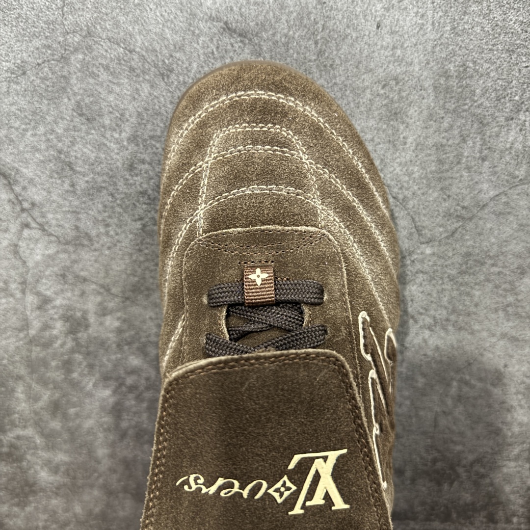 图片[5]-【莞顶纯原】Louis Vuitton LV Footprint 25ss 春夏季新款 情侣同款球鞋 穿上就是时髦精 这款 Footprint Soccer 运动鞋于2025春夏系列时装展中亮相，是Pharrell Williams 首次以足球鞋为灵感设计的运动鞋。 鞋款的灵感来自跨越世代和文化的足球运动，呼应2025春夏系列 时装展团结一致、全民参与的主题。鞋款以流丽的设计著称，侧面以富动感的IV Initials标志点缀 鞋舌缀有灵感来自足球队伍的Lvers United徽章，而脚掌纹橡胶鞋底饰有多款路易威登标志 时髦休闲穿搭 时尚界的弄潮儿， 面料：进口麂皮 内里：羊皮内里 大底：原版开模大底 尺码：#女35-41(41定做）#男39-45(45定做）-选品中心