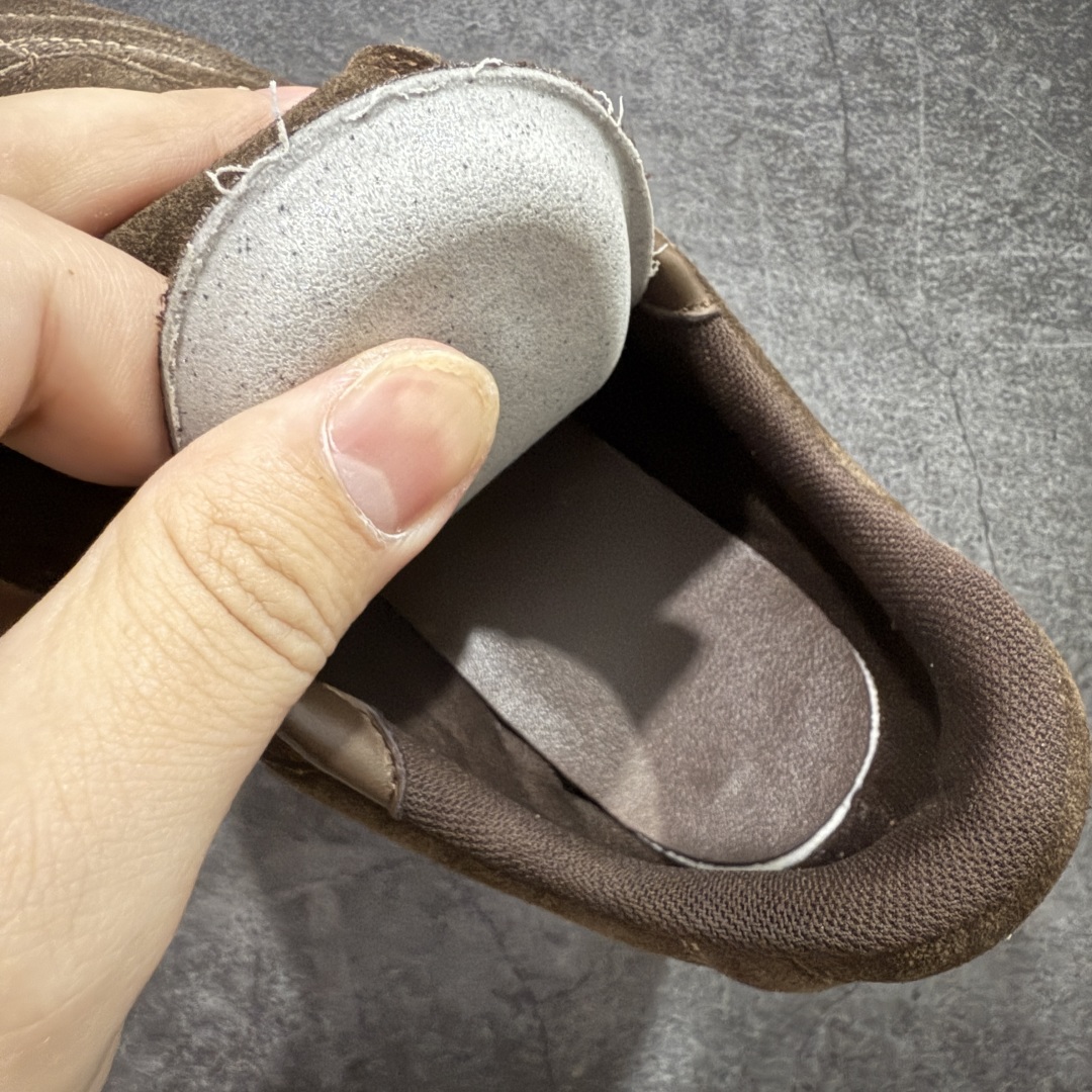 图片[9]-【莞顶纯原】Louis Vuitton LV Footprint 25ss 春夏季新款 情侣同款球鞋 穿上就是时髦精 这款 Footprint Soccer 运动鞋于2025春夏系列时装展中亮相，是Pharrell Williams 首次以足球鞋为灵感设计的运动鞋。 鞋款的灵感来自跨越世代和文化的足球运动，呼应2025春夏系列 时装展团结一致、全民参与的主题。鞋款以流丽的设计著称，侧面以富动感的IV Initials标志点缀 鞋舌缀有灵感来自足球队伍的Lvers United徽章，而脚掌纹橡胶鞋底饰有多款路易威登标志 时髦休闲穿搭 时尚界的弄潮儿， 面料：进口麂皮 内里：羊皮内里 大底：原版开模大底 尺码：#女35-41(41定做）#男39-45(45定做）-选品中心