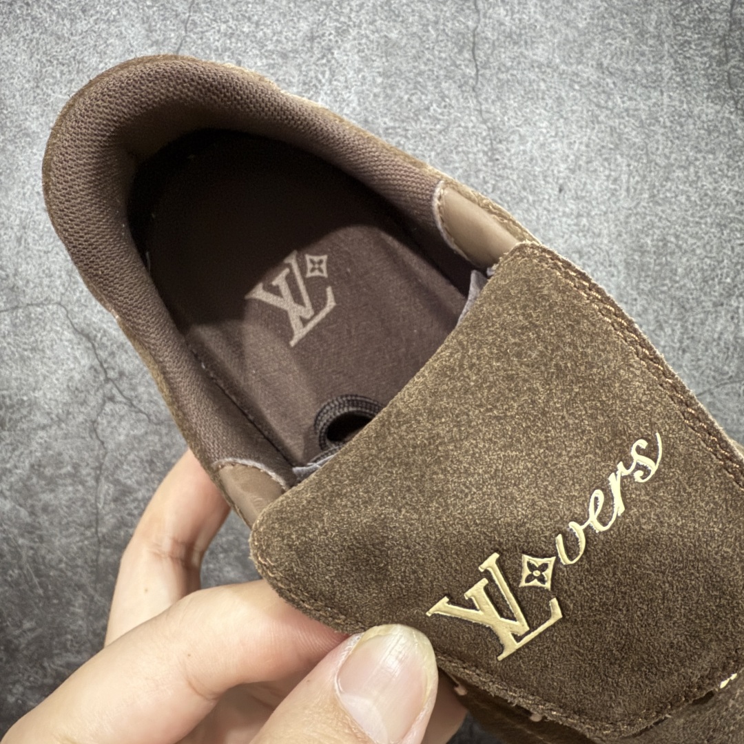图片[7]-【莞顶纯原】Louis Vuitton LV Footprint 25ss 春夏季新款 情侣同款球鞋 穿上就是时髦精 这款 Footprint Soccer 运动鞋于2025春夏系列时装展中亮相，是Pharrell Williams 首次以足球鞋为灵感设计的运动鞋。 鞋款的灵感来自跨越世代和文化的足球运动，呼应2025春夏系列 时装展团结一致、全民参与的主题。鞋款以流丽的设计著称，侧面以富动感的IV Initials标志点缀 鞋舌缀有灵感来自足球队伍的Lvers United徽章，而脚掌纹橡胶鞋底饰有多款路易威登标志 时髦休闲穿搭 时尚界的弄潮儿， 面料：进口麂皮 内里：羊皮内里 大底：原版开模大底 尺码：#女35-41(41定做）#男39-45(45定做）-选品中心