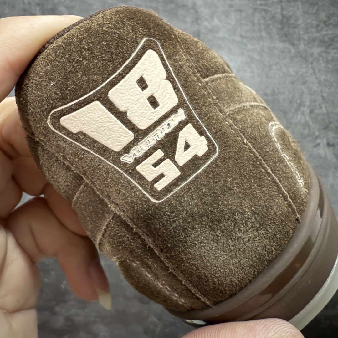 图片[2]-【莞顶纯原】Louis Vuitton LV Footprint 25ss 春夏季新款 情侣同款球鞋 穿上就是时髦精 这款 Footprint Soccer 运动鞋于2025春夏系列时装展中亮相，是Pharrell Williams 首次以足球鞋为灵感设计的运动鞋。 鞋款的灵感来自跨越世代和文化的足球运动，呼应2025春夏系列 时装展团结一致、全民参与的主题。鞋款以流丽的设计著称，侧面以富动感的IV Initials标志点缀 鞋舌缀有灵感来自足球队伍的Lvers United徽章，而脚掌纹橡胶鞋底饰有多款路易威登标志 时髦休闲穿搭 时尚界的弄潮儿， 面料：进口麂皮 内里：羊皮内里 大底：原版开模大底 尺码：#女35-41(41定做）#男39-45(45定做）-选品中心