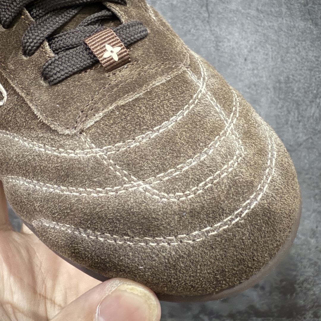 图片[5]-【莞顶纯原】Louis Vuitton LV Footprint 25ss 春夏季新款 情侣同款球鞋 穿上就是时髦精 这款 Footprint Soccer 运动鞋于2025春夏系列时装展中亮相，是Pharrell Williams 首次以足球鞋为灵感设计的运动鞋。 鞋款的灵感来自跨越世代和文化的足球运动，呼应2025春夏系列 时装展团结一致、全民参与的主题。鞋款以流丽的设计著称，侧面以富动感的IV Initials标志点缀 鞋舌缀有灵感来自足球队伍的Lvers United徽章，而脚掌纹橡胶鞋底饰有多款路易威登标志 时髦休闲穿搭 时尚界的弄潮儿， 面料：进口麂皮 内里：羊皮内里 大底：原版开模大底 尺码：#女35-41(41定做）#男39-45(45定做）-选品中心