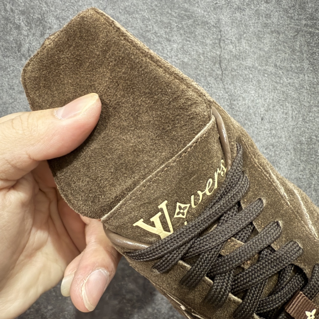 图片[6]-【莞顶纯原】Louis Vuitton LV Footprint 25ss 春夏季新款 情侣同款球鞋 穿上就是时髦精 这款 Footprint Soccer 运动鞋于2025春夏系列时装展中亮相，是Pharrell Williams 首次以足球鞋为灵感设计的运动鞋。 鞋款的灵感来自跨越世代和文化的足球运动，呼应2025春夏系列 时装展团结一致、全民参与的主题。鞋款以流丽的设计著称，侧面以富动感的IV Initials标志点缀 鞋舌缀有灵感来自足球队伍的Lvers United徽章，而脚掌纹橡胶鞋底饰有多款路易威登标志 时髦休闲穿搭 时尚界的弄潮儿， 面料：进口麂皮 内里：羊皮内里 大底：原版开模大底 尺码：#女35-41(41定做）#男39-45(45定做）-选品中心