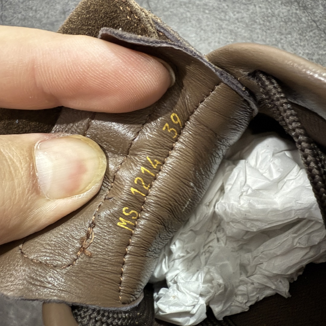 图片[8]-【莞顶纯原】Louis Vuitton LV Footprint 25ss 春夏季新款 情侣同款球鞋 穿上就是时髦精 这款 Footprint Soccer 运动鞋于2025春夏系列时装展中亮相，是Pharrell Williams 首次以足球鞋为灵感设计的运动鞋。 鞋款的灵感来自跨越世代和文化的足球运动，呼应2025春夏系列 时装展团结一致、全民参与的主题。鞋款以流丽的设计著称，侧面以富动感的IV Initials标志点缀 鞋舌缀有灵感来自足球队伍的Lvers United徽章，而脚掌纹橡胶鞋底饰有多款路易威登标志 时髦休闲穿搭 时尚界的弄潮儿， 面料：进口麂皮 内里：羊皮内里 大底：原版开模大底 尺码：#女35-41(41定做）#男39-45(45定做）-选品中心