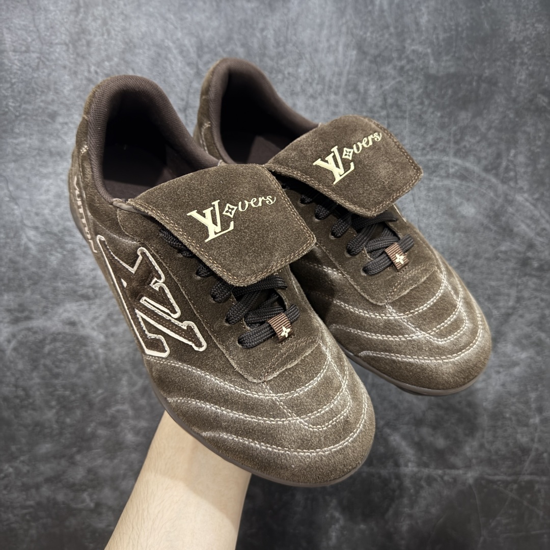 【莞顶纯原】Louis Vuitton LV Footprint 25ss 春夏季新款 情侣同款球鞋 穿上就是时髦精 这款 Footprint Soccer 运动鞋于2025春夏系列时装展中亮相,是Pharrell Williams 首次以足球鞋为灵感设计的运动鞋。 鞋款的灵感来自跨越世代和文化的足球运动,呼应2025春夏系列 时装展团结一致、全民参与的主题。鞋款以流丽的设计著称,侧面以富动感的IV Initials标志点缀 鞋舌缀有灵感来自足球队伍的Lvers United徽章,而脚掌纹橡胶鞋底饰有多款路易威登标志 时髦休闲穿搭 时尚界的弄潮儿, 面料:进口麂皮 内里:羊皮内里 大底:原版开模大底 尺码:#女35-41(41定做)#男39-45(45定做)-选品中心