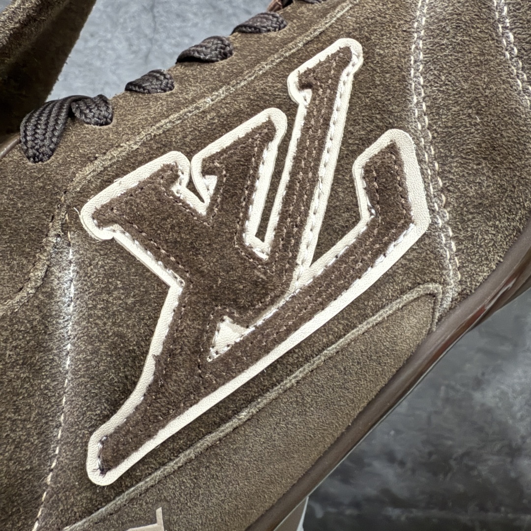 图片[4]-【莞顶纯原】Louis Vuitton LV Footprint 25ss 春夏季新款 情侣同款球鞋 穿上就是时髦精 这款 Footprint Soccer 运动鞋于2025春夏系列时装展中亮相，是Pharrell Williams 首次以足球鞋为灵感设计的运动鞋。 鞋款的灵感来自跨越世代和文化的足球运动，呼应2025春夏系列 时装展团结一致、全民参与的主题。鞋款以流丽的设计著称，侧面以富动感的IV Initials标志点缀 鞋舌缀有灵感来自足球队伍的Lvers United徽章，而脚掌纹橡胶鞋底饰有多款路易威登标志 时髦休闲穿搭 时尚界的弄潮儿， 面料：进口麂皮 内里：羊皮内里 大底：原版开模大底 尺码：#女35-41(41定做）#男39-45(45定做）-选品中心