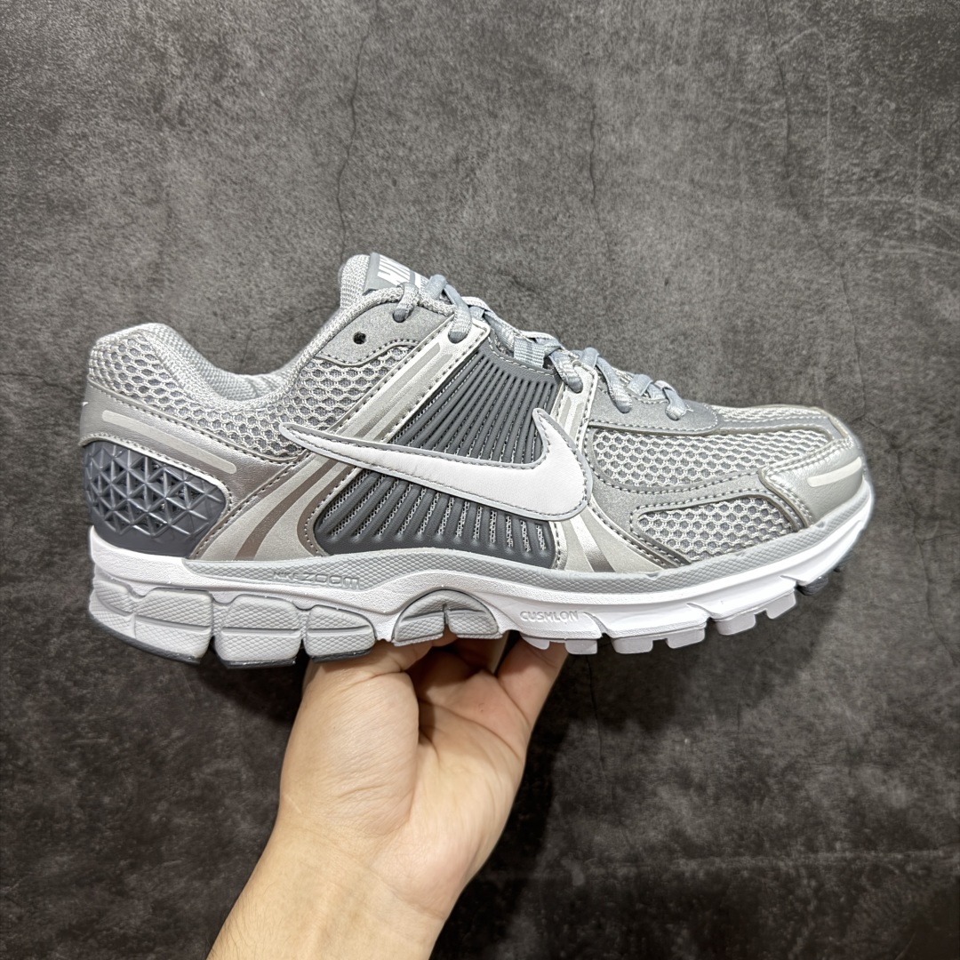  
【纯原】NK Zoom Vomero 5 
佛莫罗5代系列经典复古运动慢跑鞋 碳灰 FJ4151-0