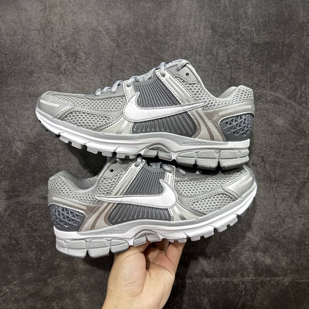  
【纯原】NK Zoom Vomero 5 
佛莫罗5代系列经典复古运动慢跑鞋 碳灰 FJ4151-0