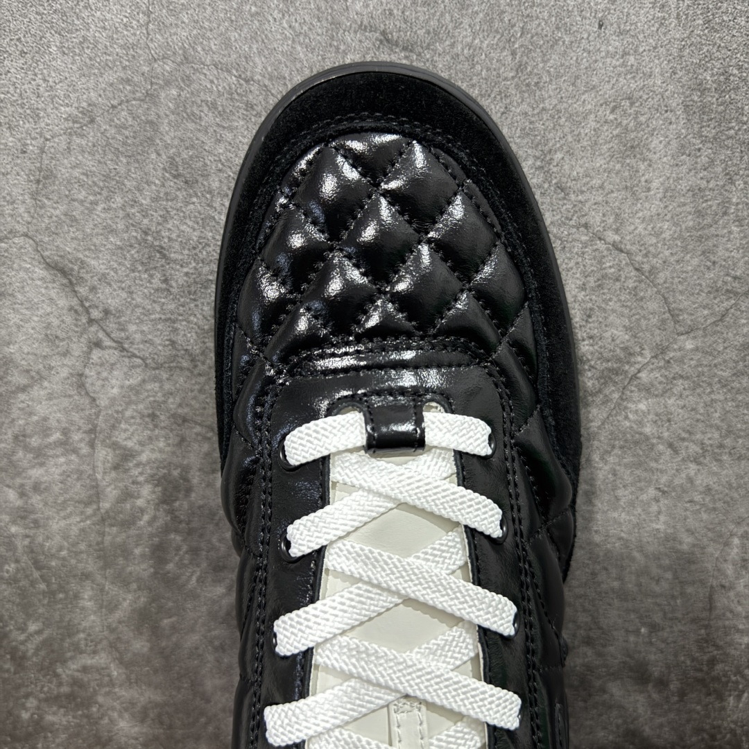 图片[5]-【佛山超A版】CHANEL 24A 25S油蜡皮 德训鞋圆头系带运动鞋 黑色 绒面小牛皮 圆头系带 平底 低帮 生活休闲鞋 经典款 爆款 顶级渠道货 市场最强没有之一 区别市面任意版本 原厂细腻牛皮 质感满分 细节非常完美 高端货 欢迎对比 原版购入开发 做货 小香最新隐藏款网球鞋软菱格纹 柔软小羊皮配搭大鞋舌和经典双C logo 满满的复古感又是最最最百搭的黑白配色 coco女孩必入的一款休闲鞋 鞋底碎钉设计 超级柔软 ▪️ 面料：原版定制小羊皮菱格纹 ▪️ 内里：进口定制羊皮+网里 ▪️ 鞋底：原版开模碎钉橡胶材质 ▪️ 尺码： 35- 45-选品中心