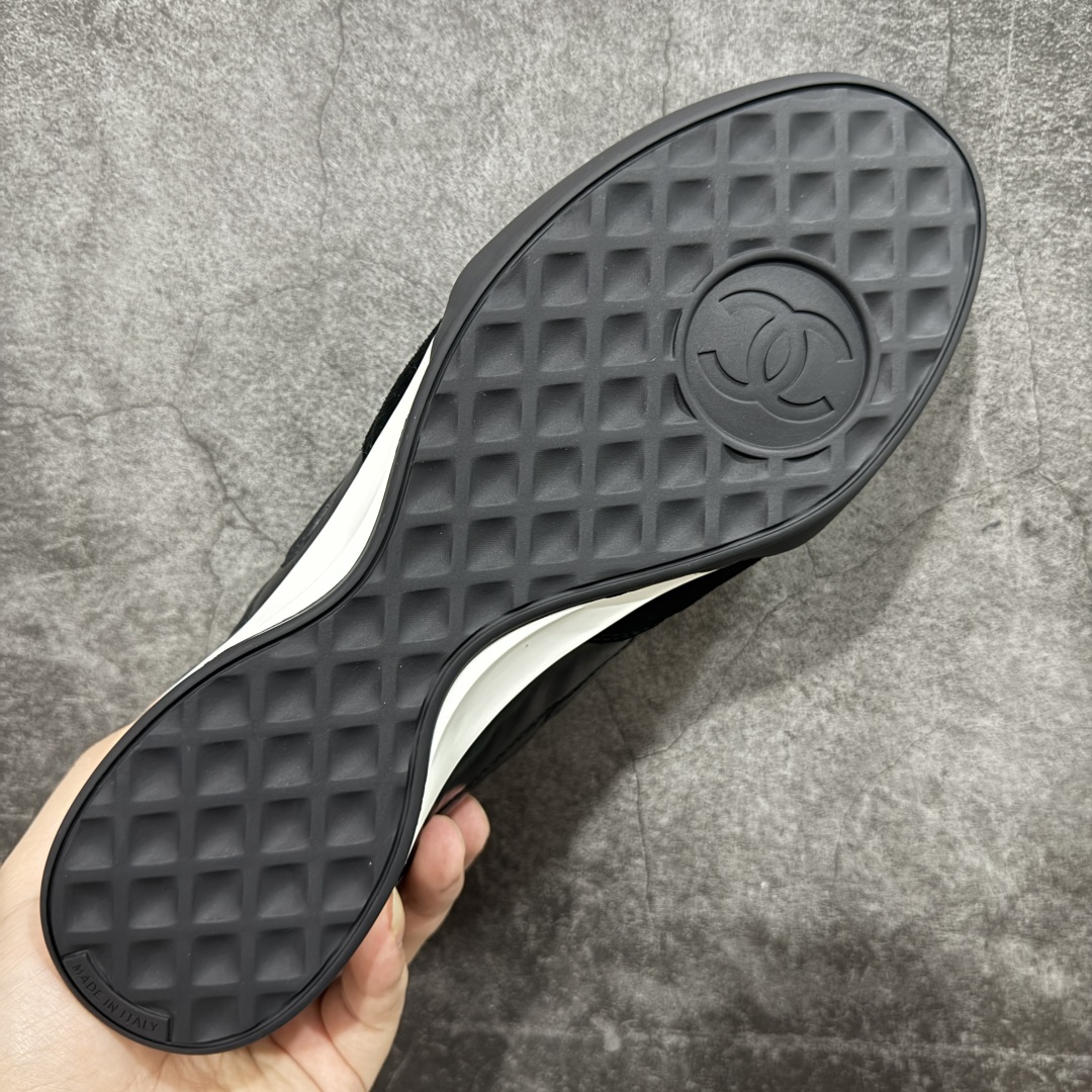 图片[9]-【佛山超A版】CHANEL 24A 25S油蜡皮 德训鞋圆头系带运动鞋 黑色 绒面小牛皮 圆头系带 平底 低帮 生活休闲鞋 经典款 爆款 顶级渠道货 市场最强没有之一 区别市面任意版本 原厂细腻牛皮 质感满分 细节非常完美 高端货 欢迎对比 原版购入开发 做货 小香最新隐藏款网球鞋软菱格纹 柔软小羊皮配搭大鞋舌和经典双C logo 满满的复古感又是最最最百搭的黑白配色 coco女孩必入的一款休闲鞋 鞋底碎钉设计 超级柔软 ▪️ 面料：原版定制小羊皮菱格纹 ▪️ 内里：进口定制羊皮+网里 ▪️ 鞋底：原版开模碎钉橡胶材质 ▪️ 尺码： 35- 45-选品中心