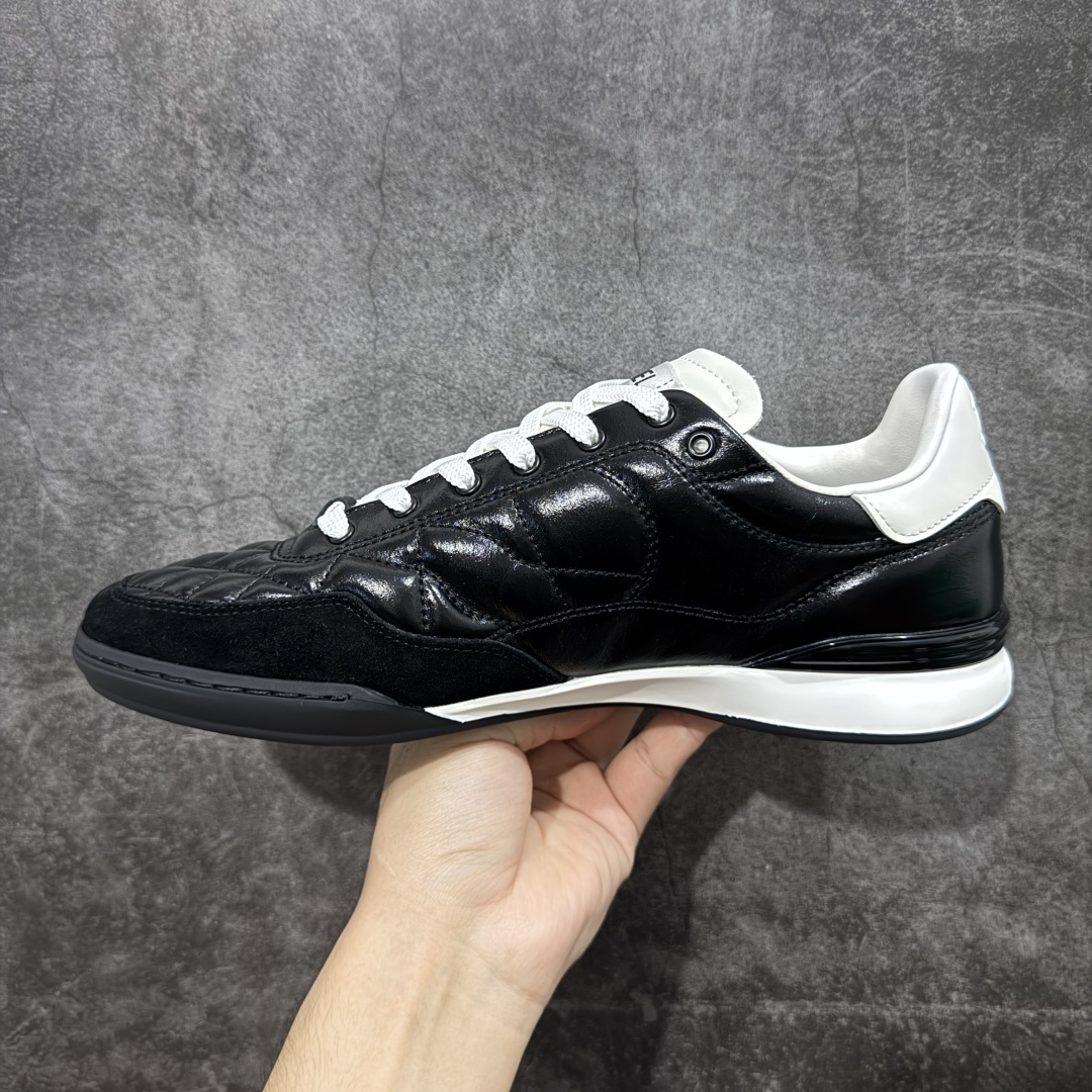图片[2]-【佛山超A版】CHANEL 24A 25S油蜡皮 德训鞋圆头系带运动鞋 黑色 绒面小牛皮 圆头系带 平底 低帮 生活休闲鞋 经典款 爆款 顶级渠道货 市场最强没有之一 区别市面任意版本 原厂细腻牛皮 质感满分 细节非常完美 高端货 欢迎对比 原版购入开发 做货 小香最新隐藏款网球鞋软菱格纹 柔软小羊皮配搭大鞋舌和经典双C logo 满满的复古感又是最最最百搭的黑白配色 coco女孩必入的一款休闲鞋 鞋底碎钉设计 超级柔软 ▪️ 面料：原版定制小羊皮菱格纹 ▪️ 内里：进口定制羊皮+网里 ▪️ 鞋底：原版开模碎钉橡胶材质 ▪️ 尺码： 35- 45-选品中心