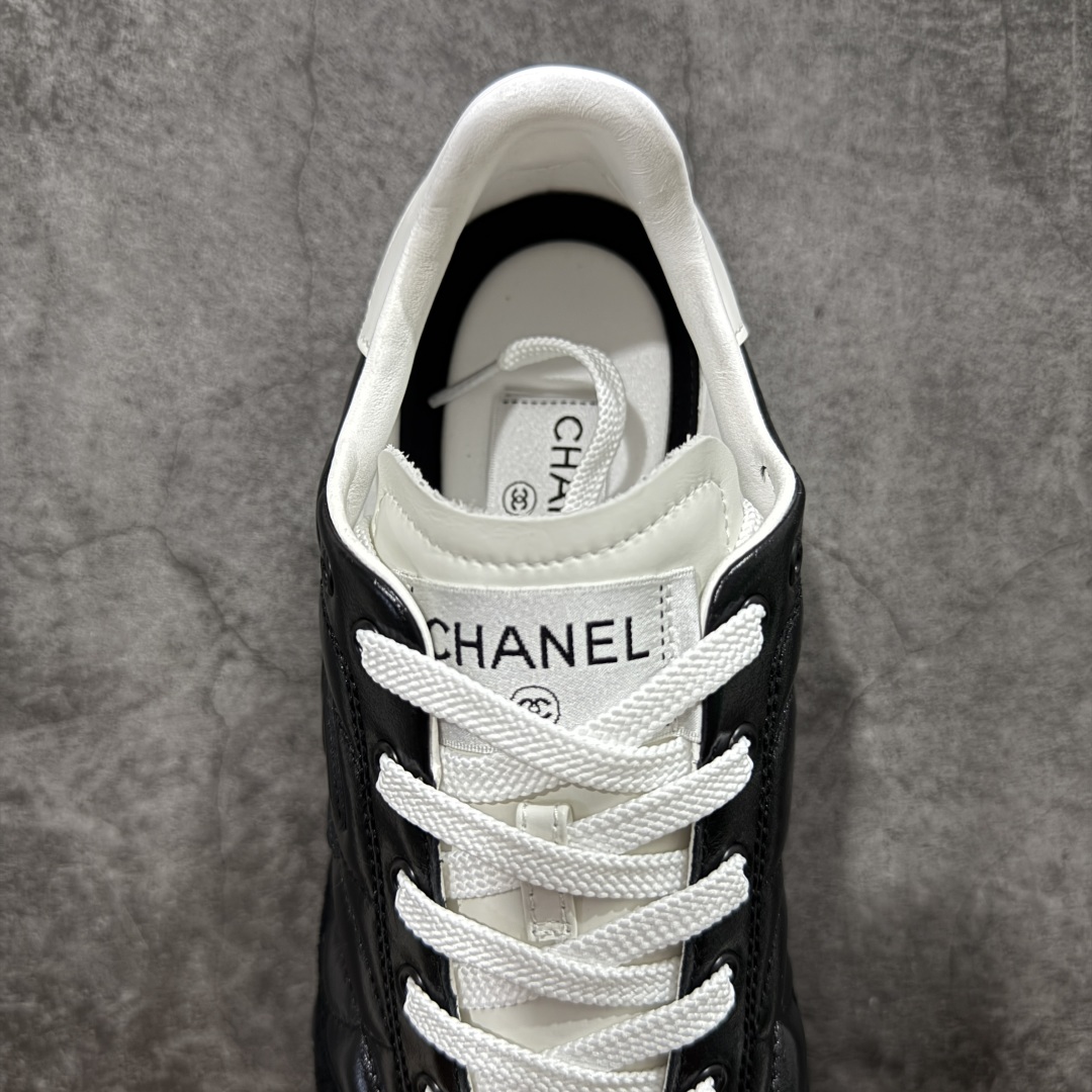 图片[8]-【佛山超A版】CHANEL 24A 25S油蜡皮 德训鞋圆头系带运动鞋 黑色 绒面小牛皮 圆头系带 平底 低帮 生活休闲鞋 经典款 爆款 顶级渠道货 市场最强没有之一 区别市面任意版本 原厂细腻牛皮 质感满分 细节非常完美 高端货 欢迎对比 原版购入开发 做货 小香最新隐藏款网球鞋软菱格纹 柔软小羊皮配搭大鞋舌和经典双C logo 满满的复古感又是最最最百搭的黑白配色 coco女孩必入的一款休闲鞋 鞋底碎钉设计 超级柔软 ▪️ 面料：原版定制小羊皮菱格纹 ▪️ 内里：进口定制羊皮+网里 ▪️ 鞋底：原版开模碎钉橡胶材质 ▪️ 尺码： 35- 45-选品中心