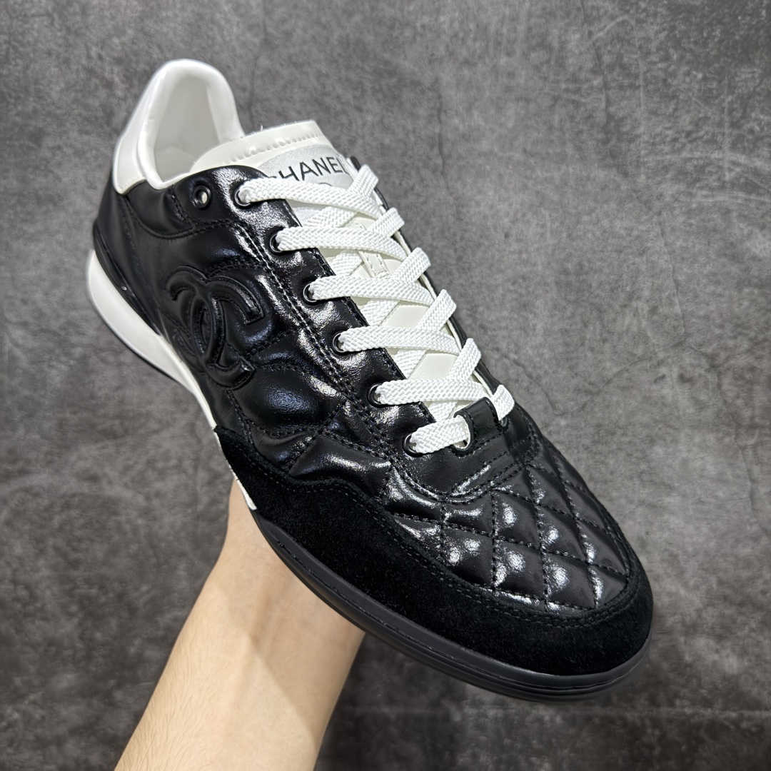 图片[3]-【佛山超A版】CHANEL 24A 25S油蜡皮 德训鞋圆头系带运动鞋 黑色 绒面小牛皮 圆头系带 平底 低帮 生活休闲鞋 经典款 爆款 顶级渠道货 市场最强没有之一 区别市面任意版本 原厂细腻牛皮 质感满分 细节非常完美 高端货 欢迎对比 原版购入开发 做货 小香最新隐藏款网球鞋软菱格纹 柔软小羊皮配搭大鞋舌和经典双C logo 满满的复古感又是最最最百搭的黑白配色 coco女孩必入的一款休闲鞋 鞋底碎钉设计 超级柔软 ▪️ 面料：原版定制小羊皮菱格纹 ▪️ 内里：进口定制羊皮+网里 ▪️ 鞋底：原版开模碎钉橡胶材质 ▪️ 尺码： 35- 45-选品中心